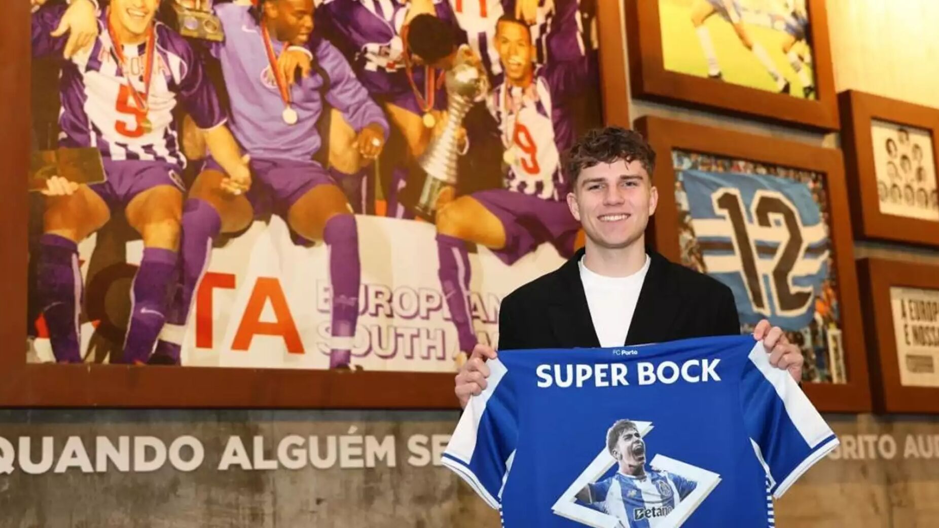 Porque &eacute; que o FC Porto ganhou a corrida por uma das maiores promessas polacas