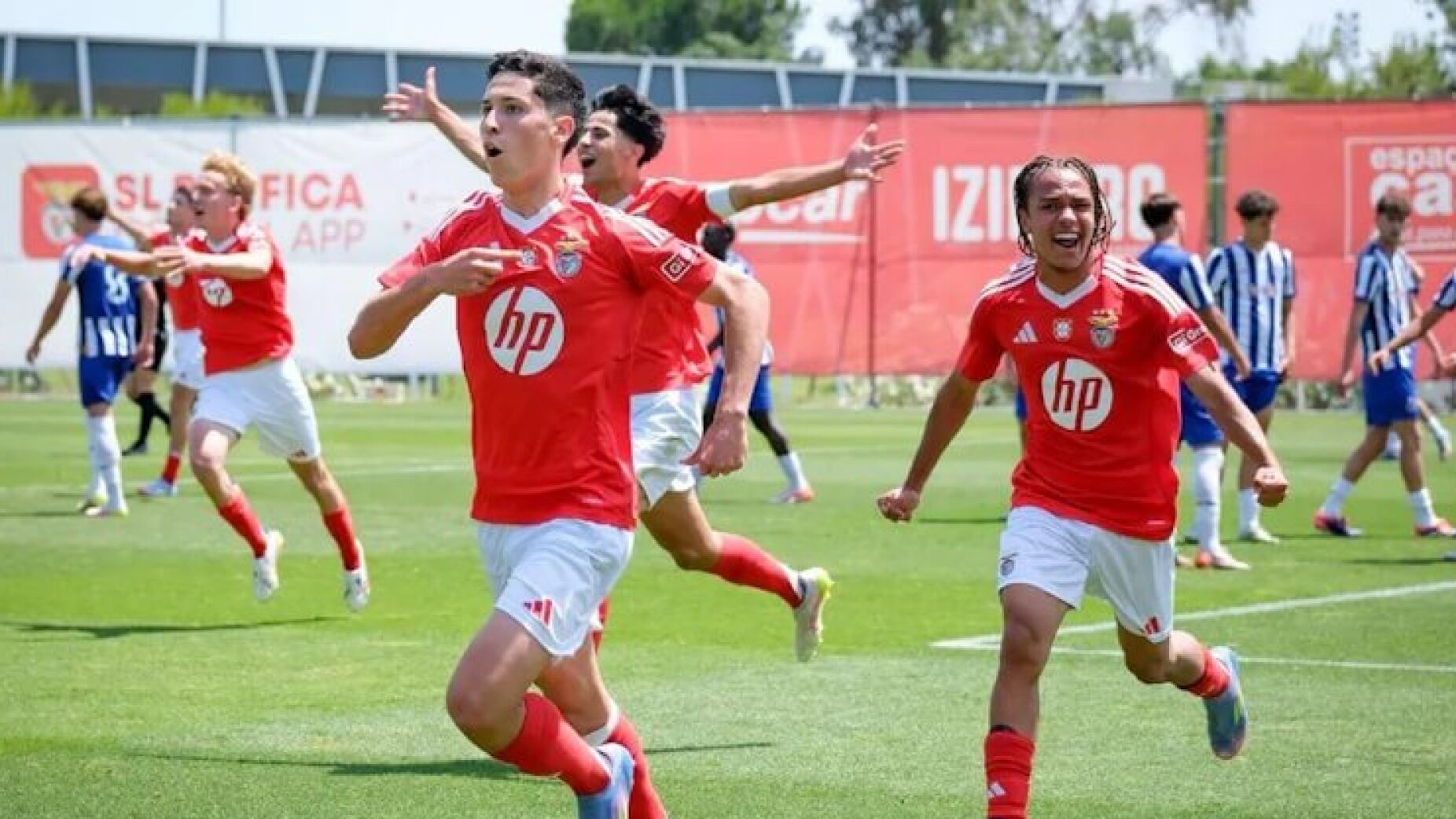 Benfica vence FC Porto e sagra-se tricampeão nacional de juvenis
