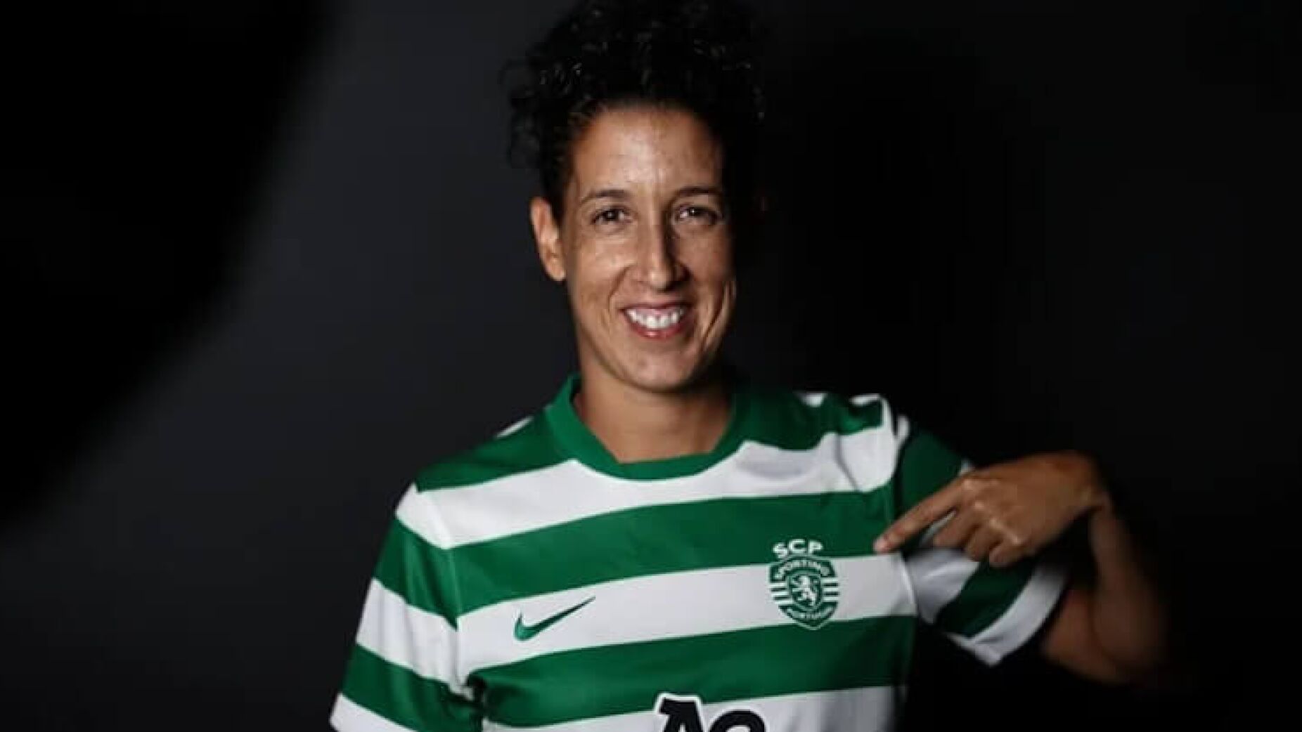 Sporting anuncia renovação de contrato de Cláudia Neto