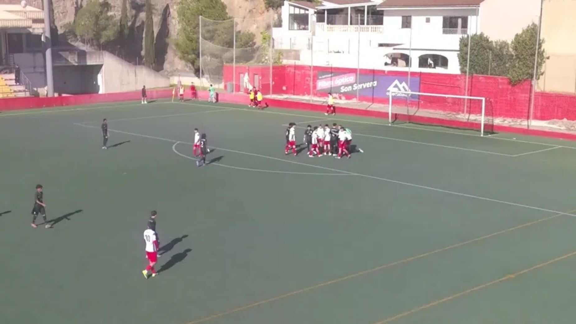 ESC&Acirc;NDALO EM MAIORCA: Jovens do Sporting envolvem-se em PANCADARIA e s&atilde;o expulsos de torneio internacional &mdash; pais espanh&oacute;is invadiram o campo