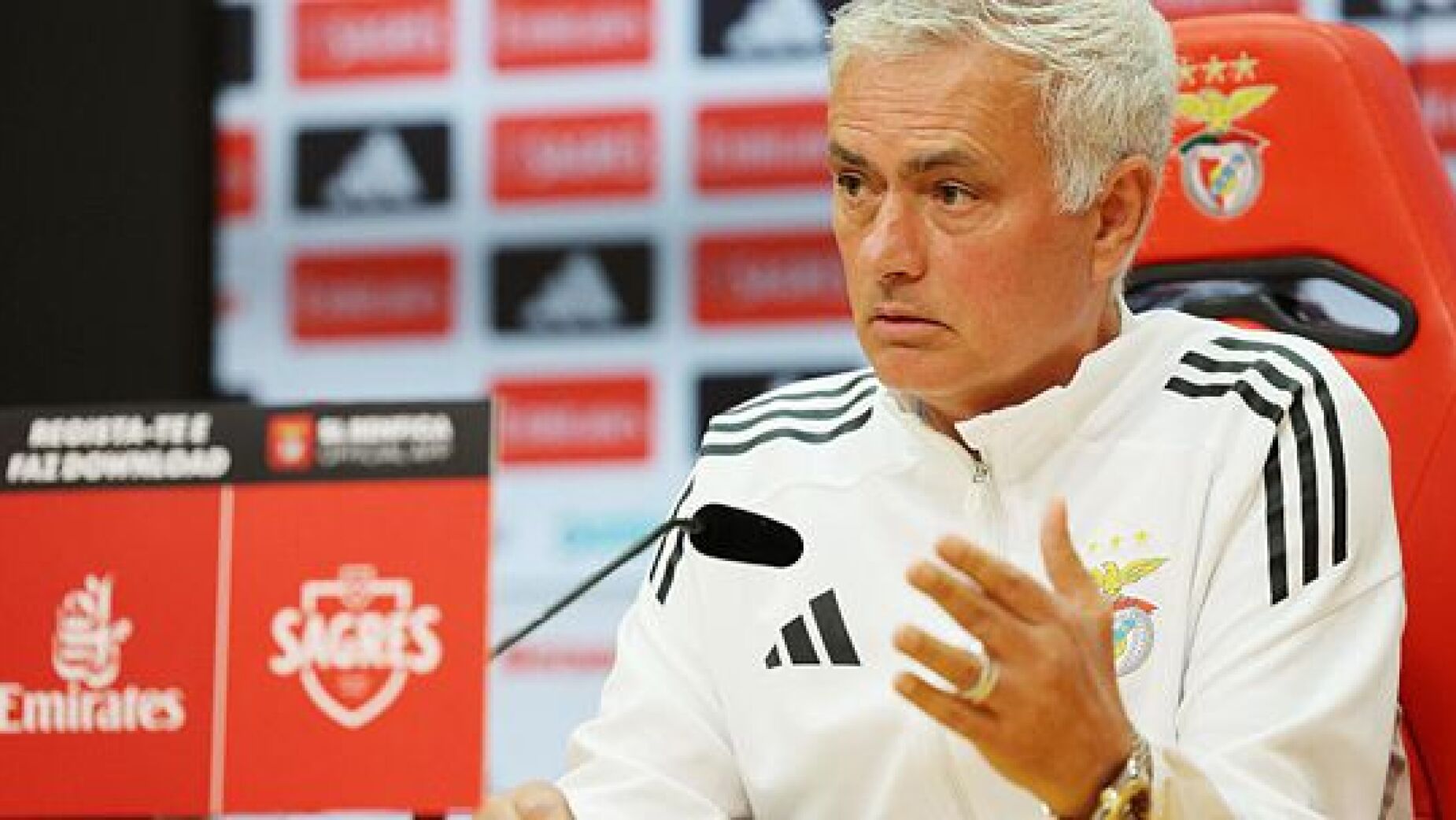 "DESDE O IN&Iacute;CIO DA &Eacute;POCA J&Aacute; VIU O BENFICA BENEFICIAR DE ALGUMA COISA? EU AINDA N&Atilde;O VI" &mdash; Mourinho deita abaixo o discurso dos rivais