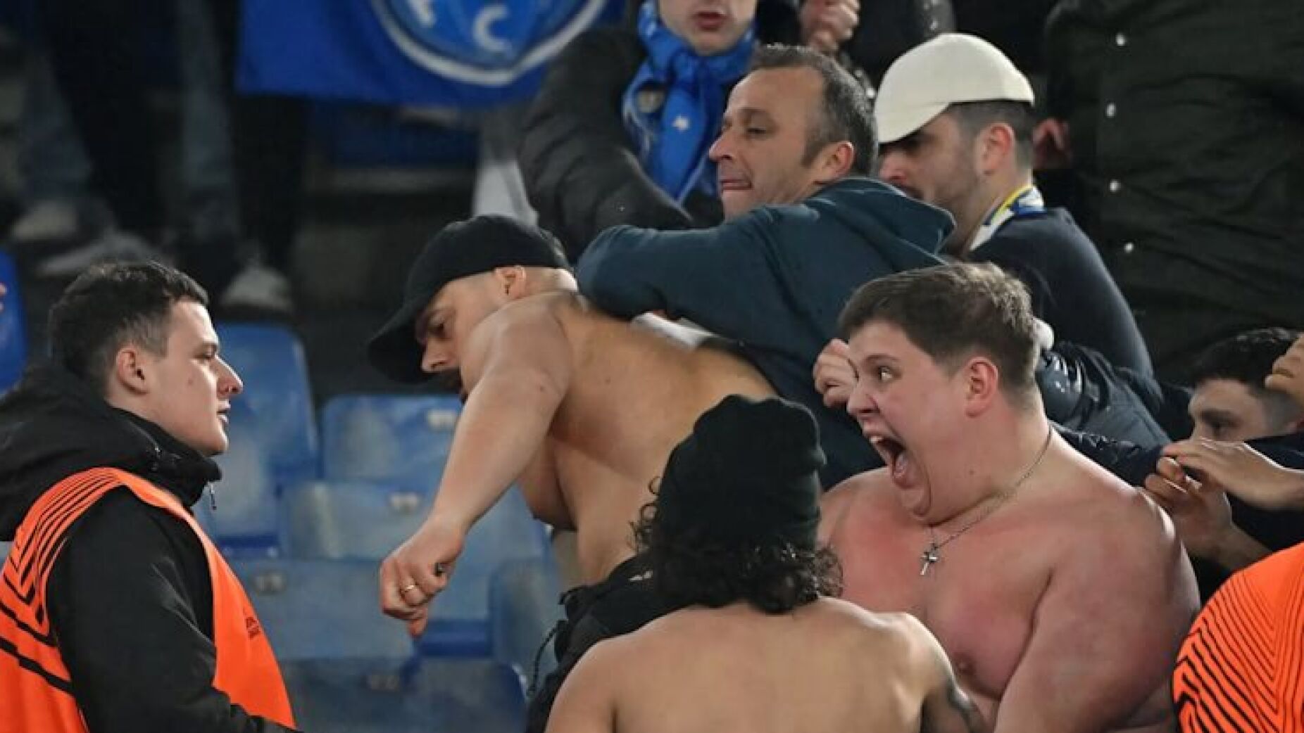 Novas imagens das cenas de violência no AS Roma-FC Porto