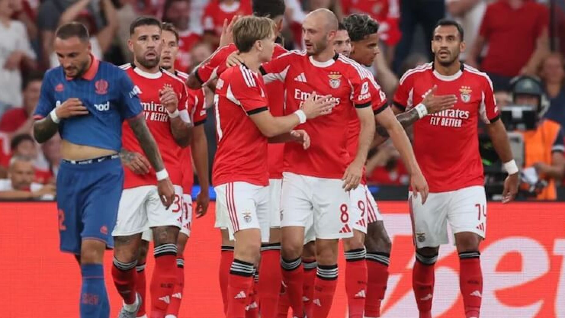 Jornalista engana-se no nome de jogador do Benfica e deixa tudo a rir