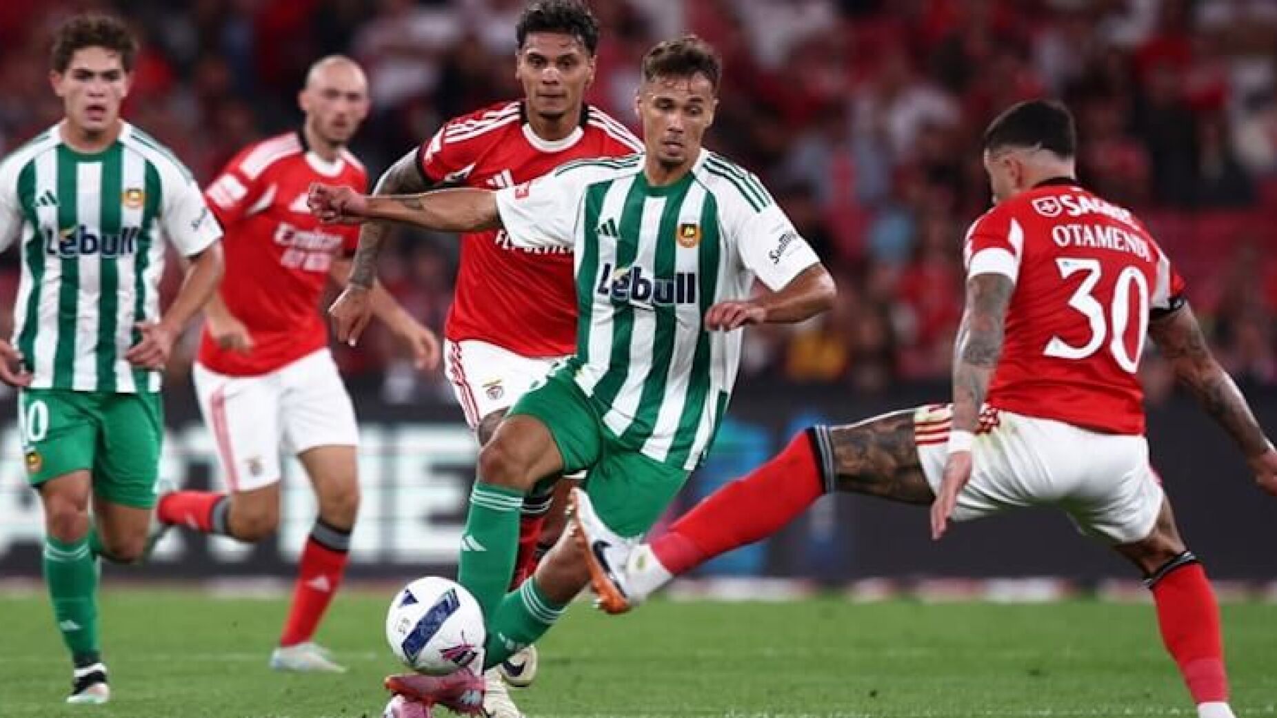 Benfica desilude diante do Rio Ave na estreia de Mourinho na Luz