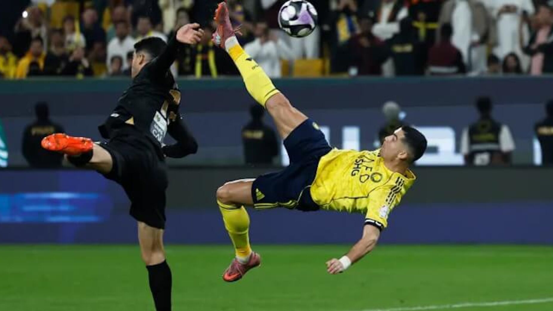 Ronaldo reage ao golaço de bicicleta e deixa um desafio aos fãs