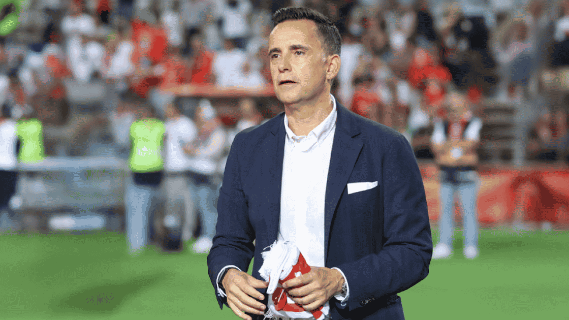 M&aacute;rio Branco foi suspenso 25 dias por palavr&otilde;es ao &aacute;rbitro. O Benfica diz que o &aacute;rbitro mentiu.