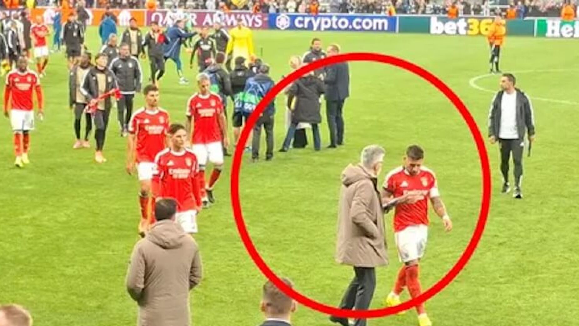 Otamendi explica polémica com assessor após o Newcastle-Benfica