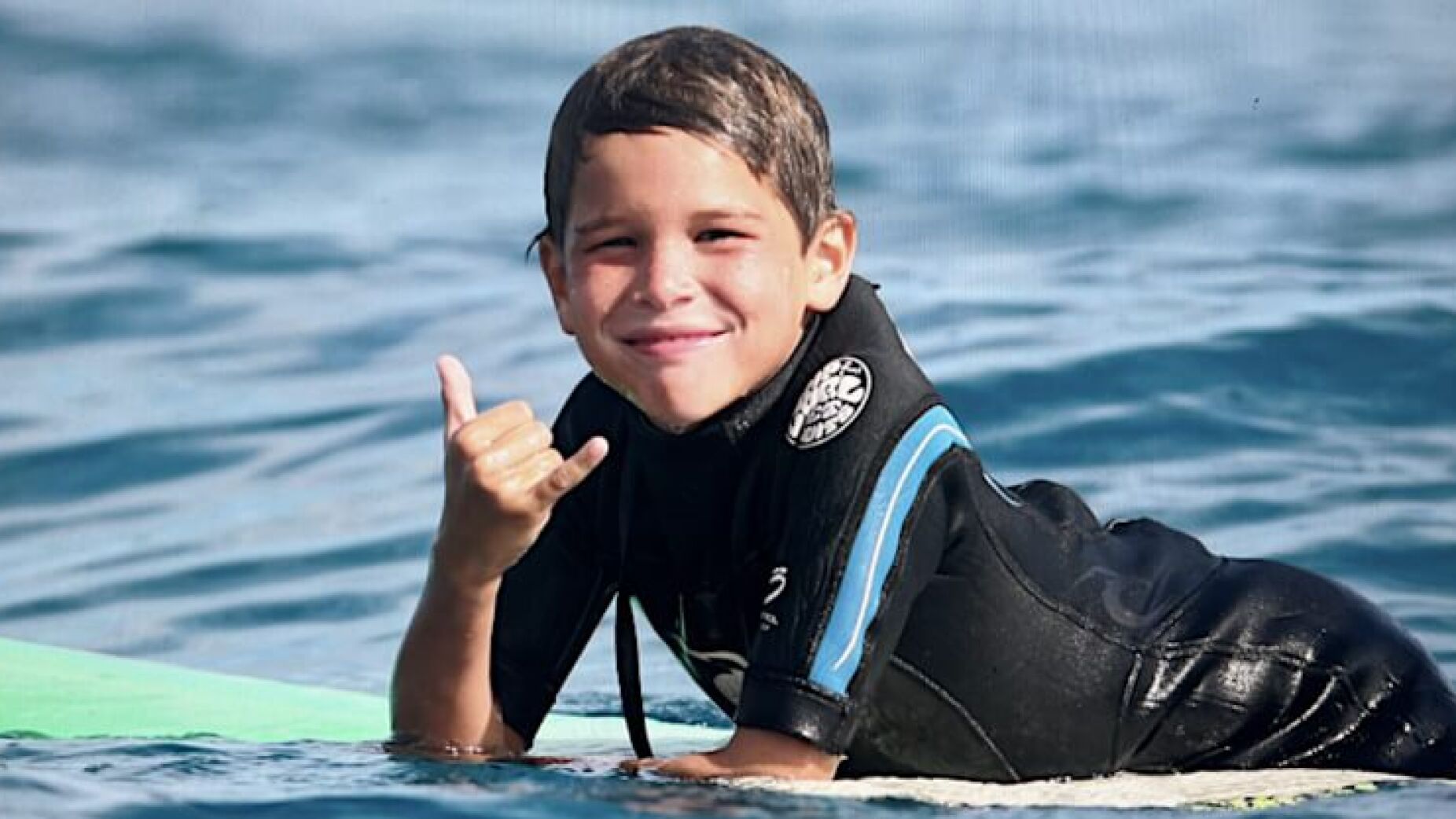 Filho de lenda do surf luta pela vida após acidente insólito no Havai