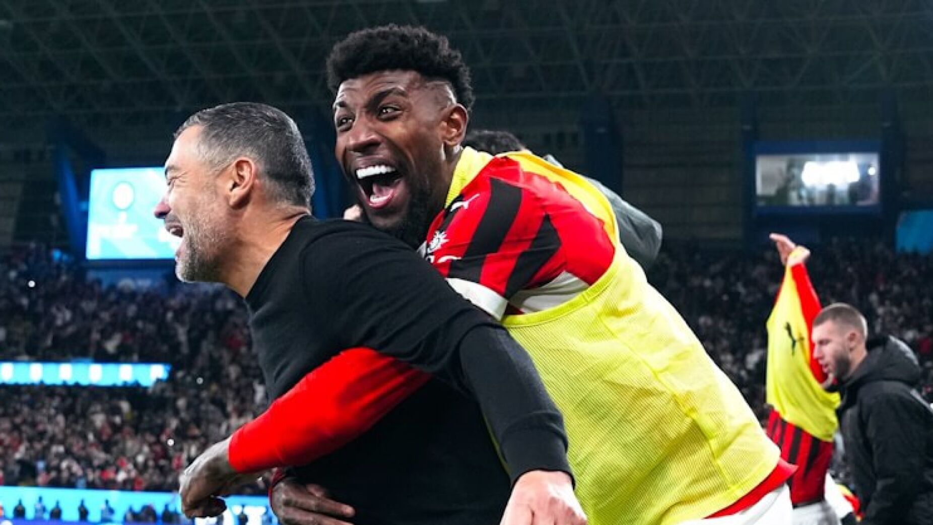 O momento em que jogador do Milan lesiona Sérgio Conceição