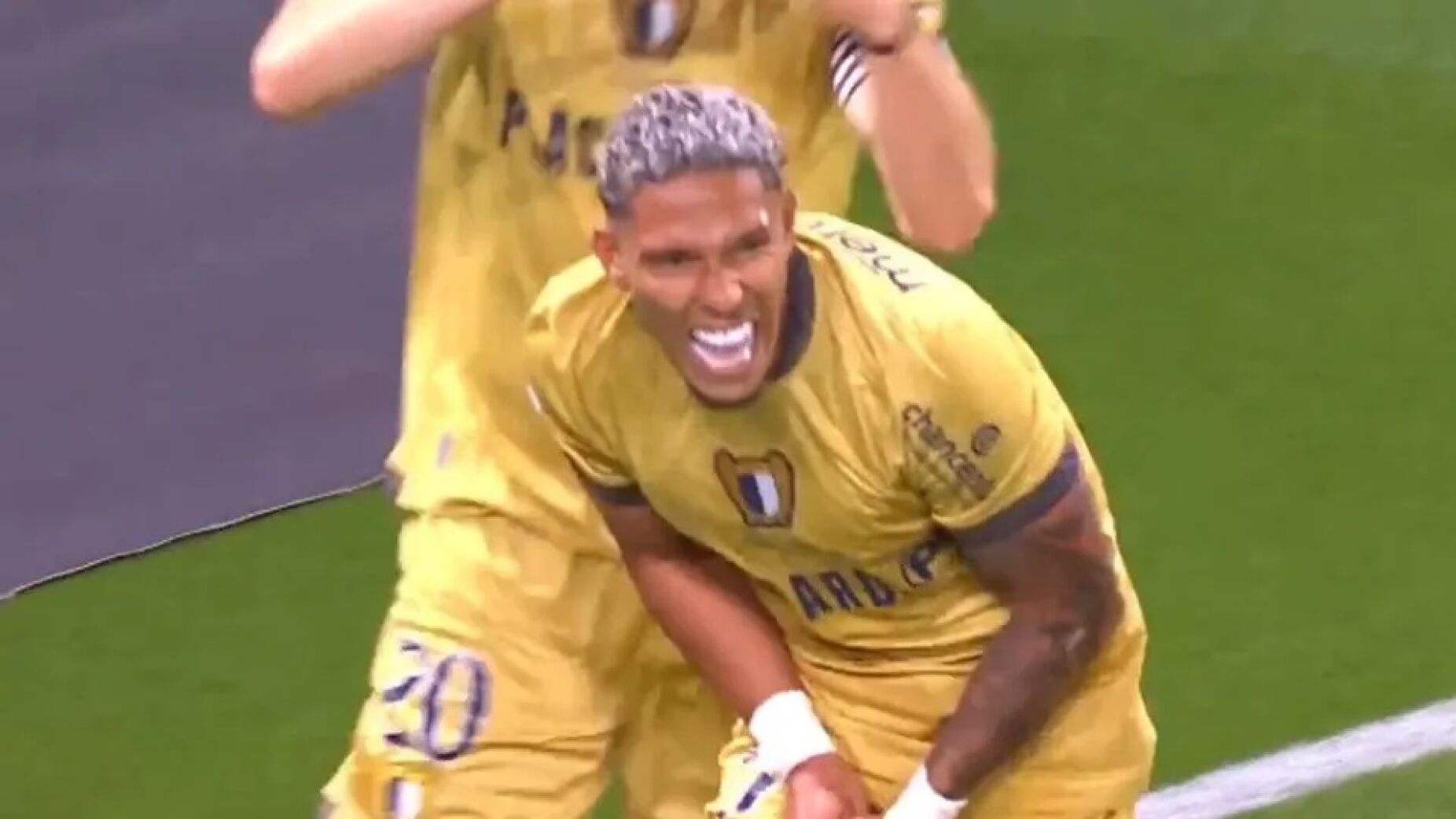 SORRISO FESTEJOU À FRENTE DOS ADEPTOS DO PORTO — E LEVOU COM OBJETOS DAS BANCADAS DO DRAGÃO