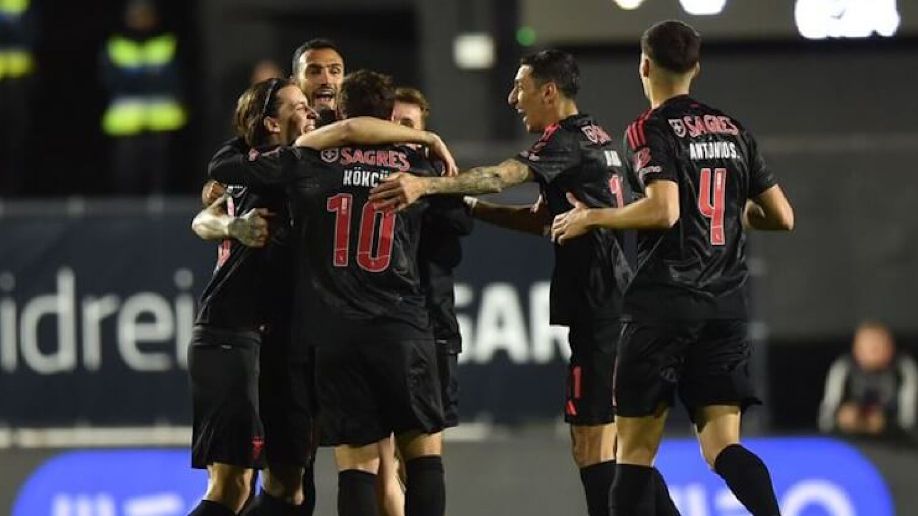 Benfica sofre mas regressa às vitórias na Amadora (Vídeo)