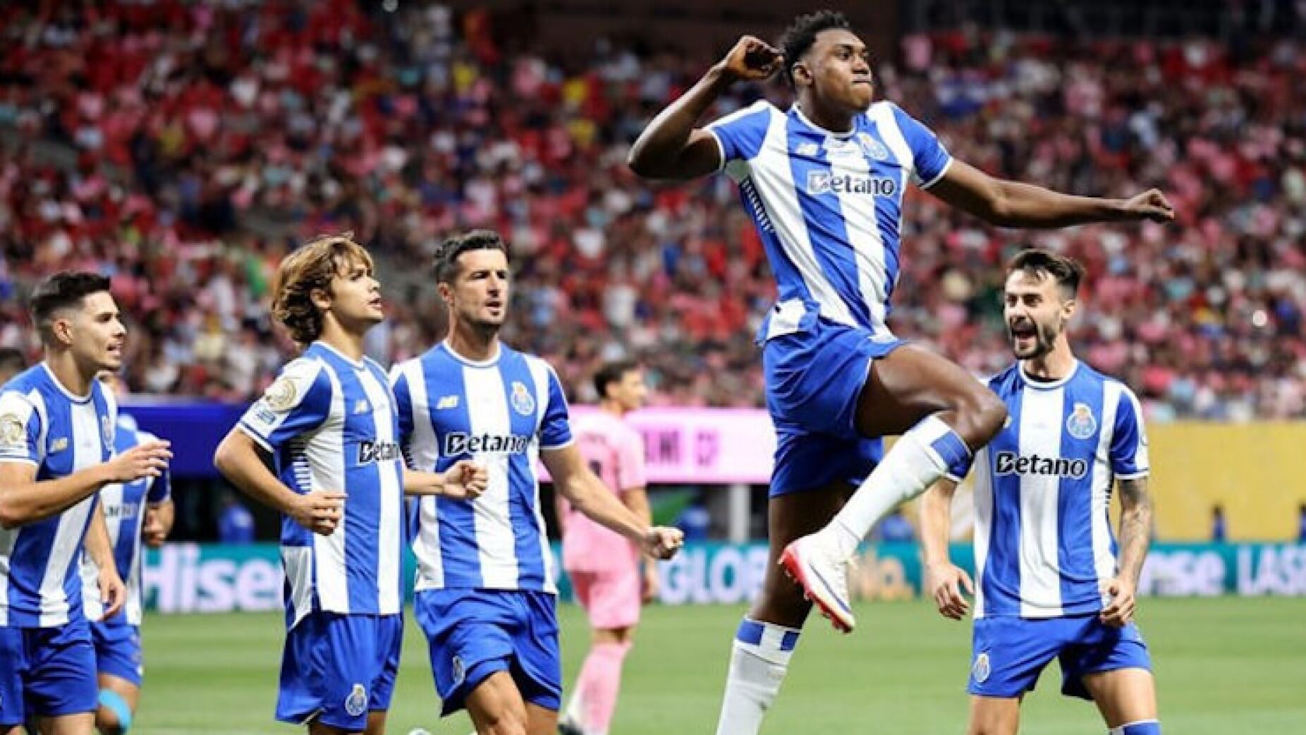 Brasileiros incluem jogador do FC Porto no pior onze da fase de grupos do Mundial de Clubes
