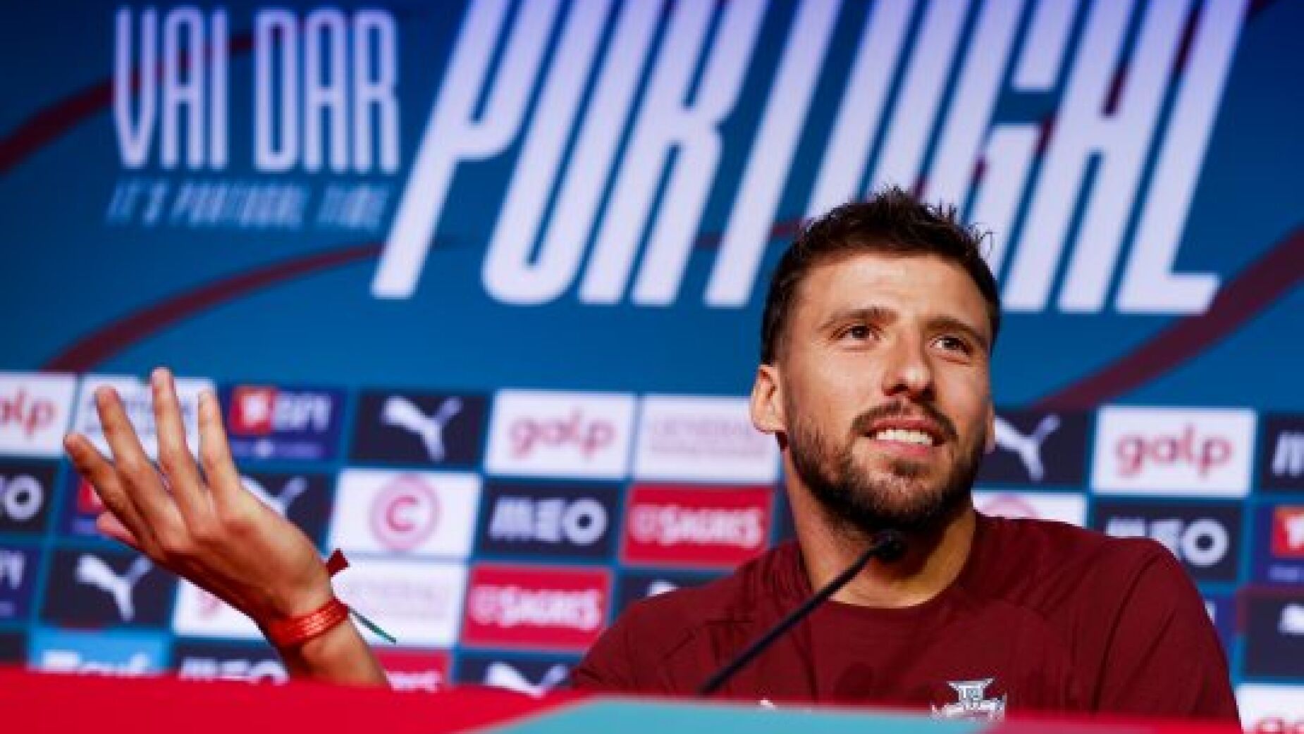 R&uacute;ben Dias n&atilde;o perdoa imprensa pela pol&eacute;mica da praia: &laquo;&Eacute; vossa culpa&raquo;