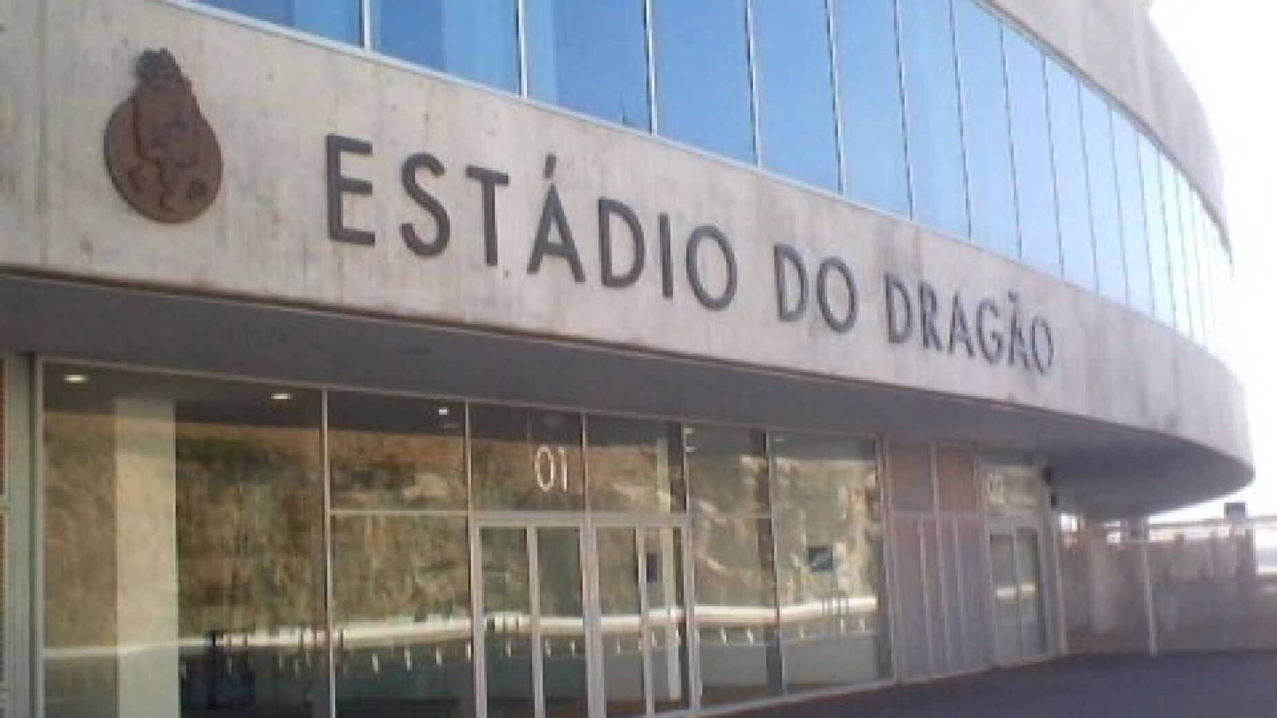 Adeptos do Estrela da Amadora retirados do Dragão: versões opostas sobre um episódio polémico