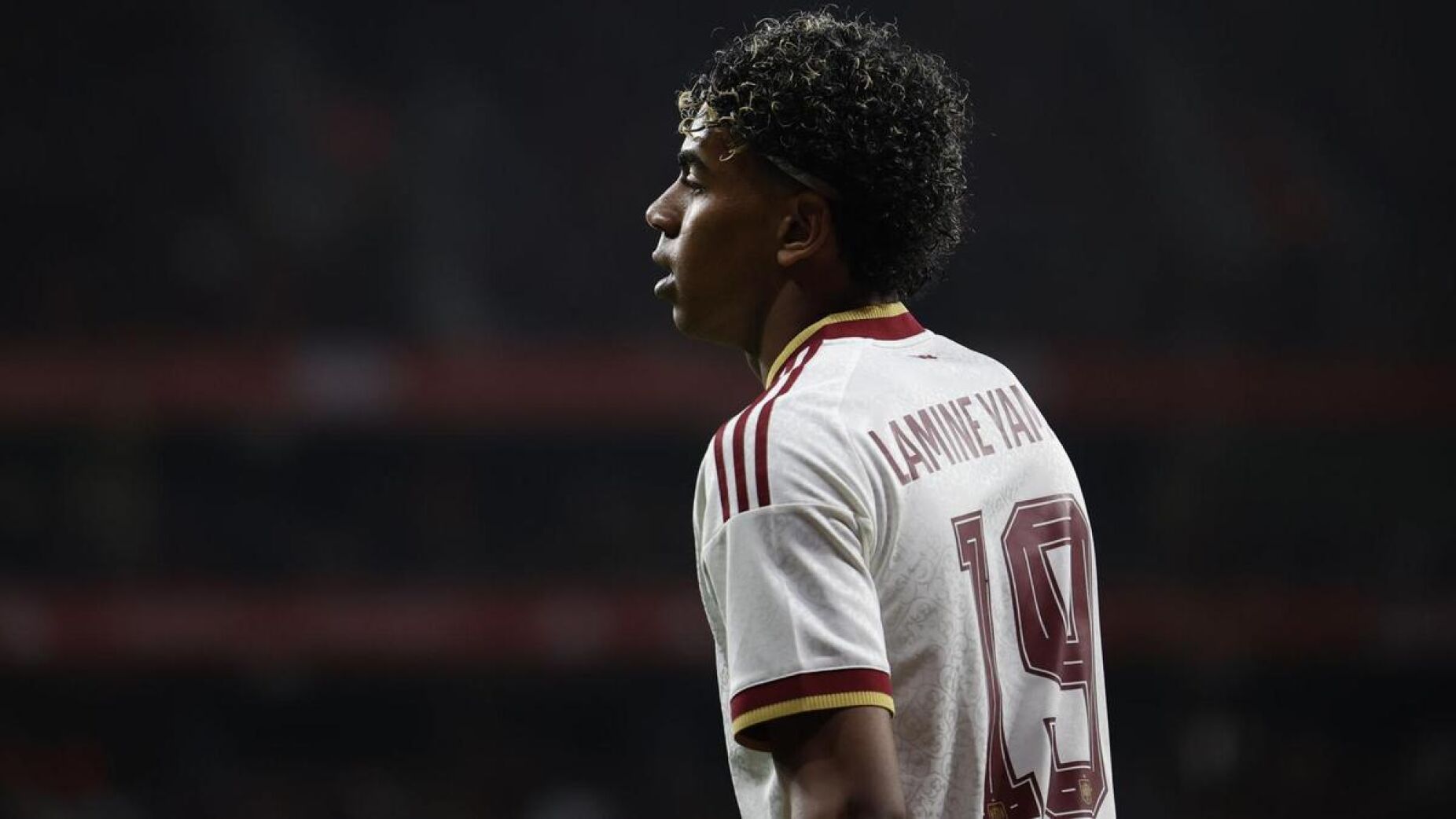 Esc&acirc;ndalo nas bancadas marca jogo de Espanha: c&acirc;nticos chocam e deixam Yamal afetado