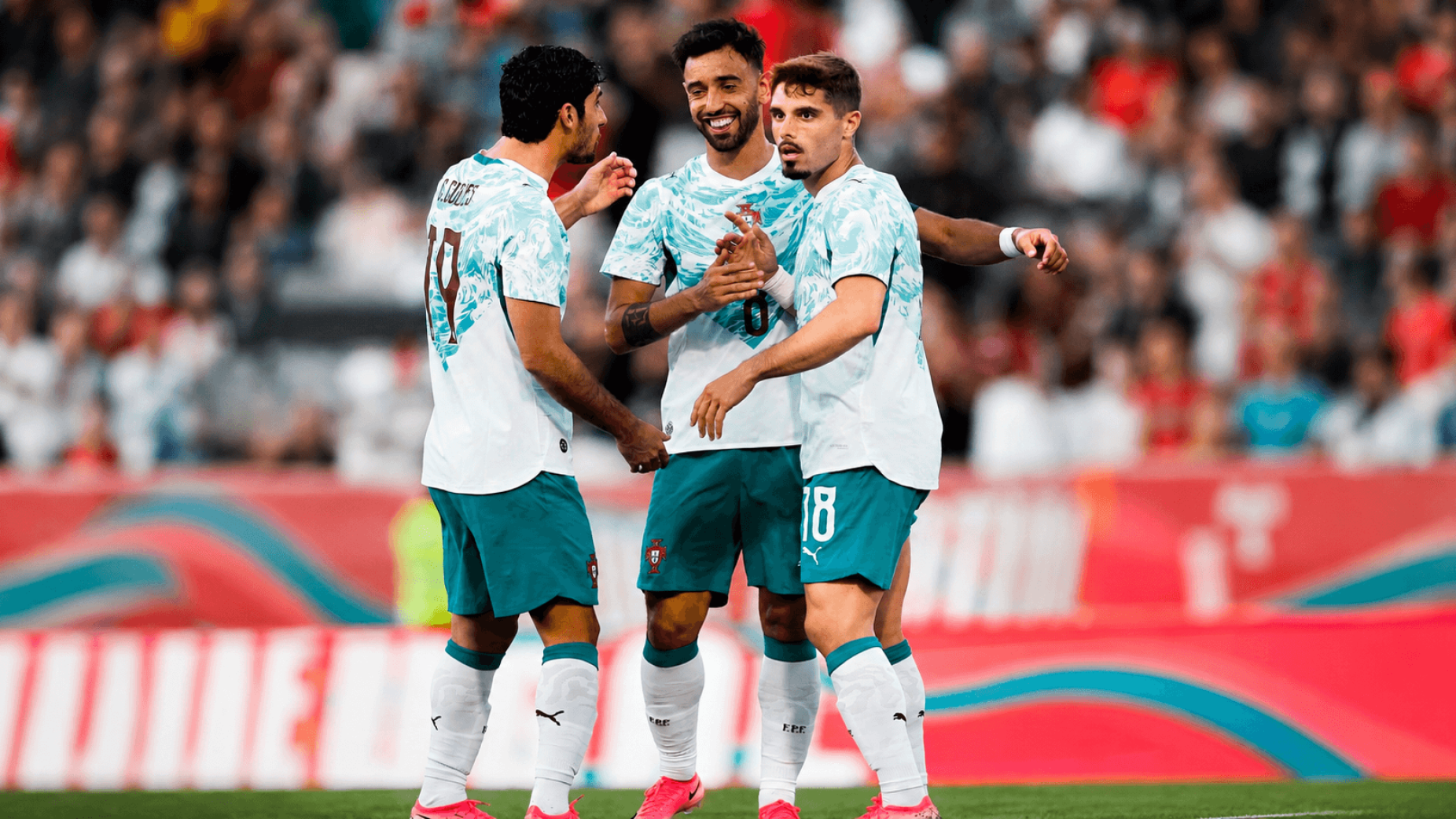 Portugal venceu o Chile mas Le&atilde;o foi expulso. E Ronaldo marcou um golo que n&atilde;o contou.
