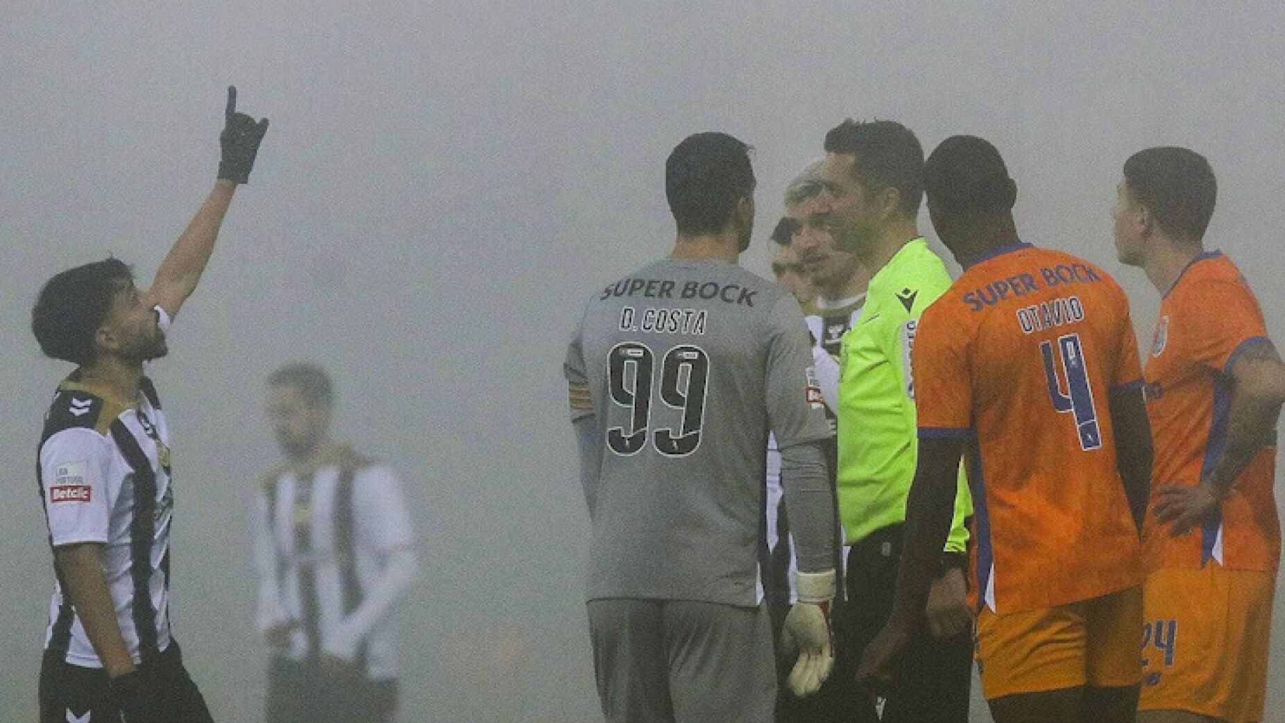 Árbitro auxiliar para o Nacional-FC Porto lesiona-se e o substituto é insólito