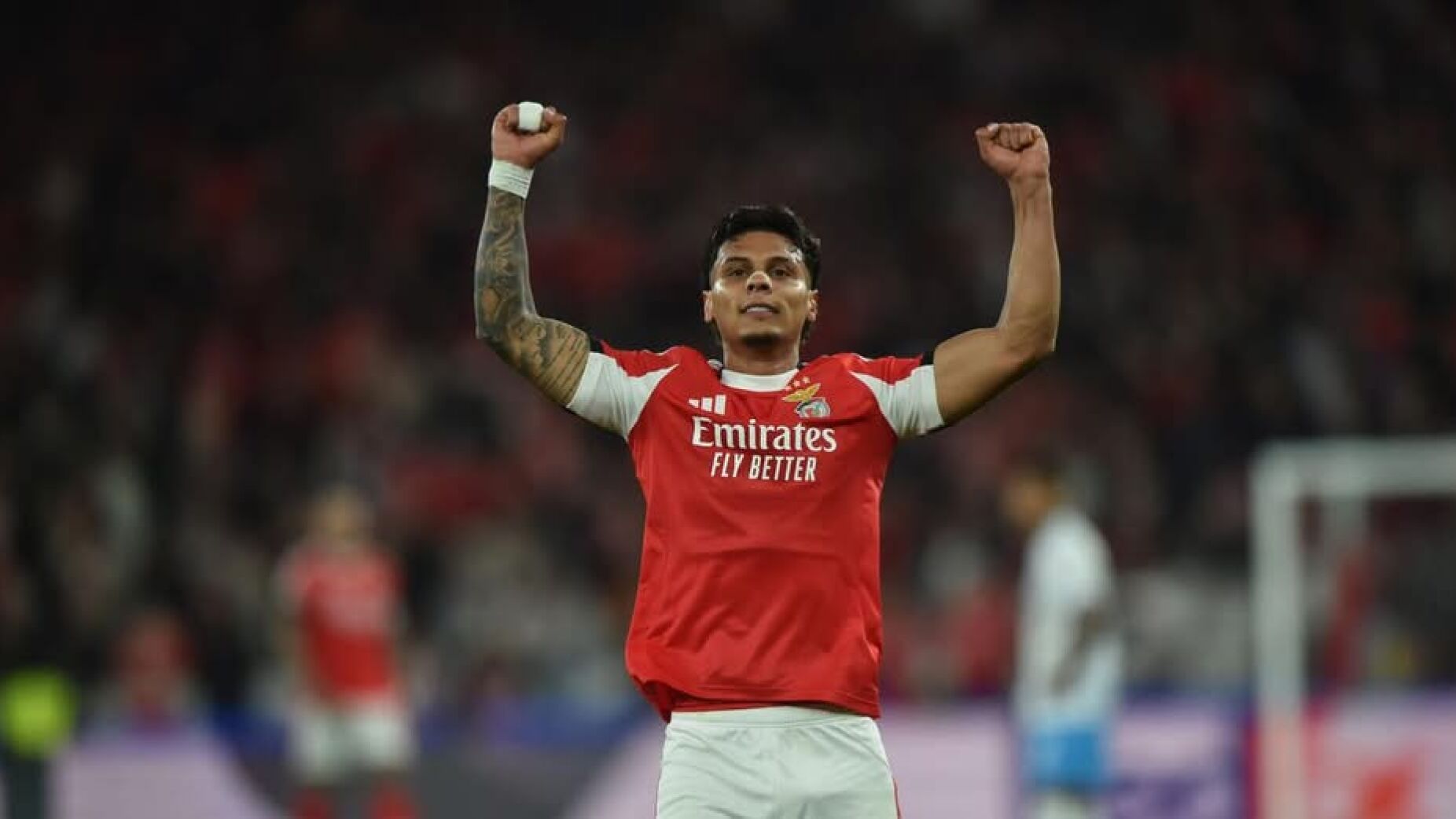 Benfica assina a noite mais adulta da era Mourinho e mantém vivo o sonho europeu