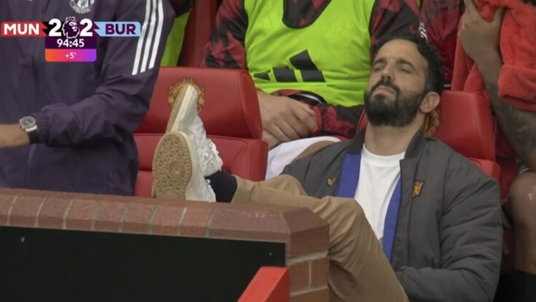 O estranho gesto de Amorim antes de Bruno Fernandes marcar o penálti
