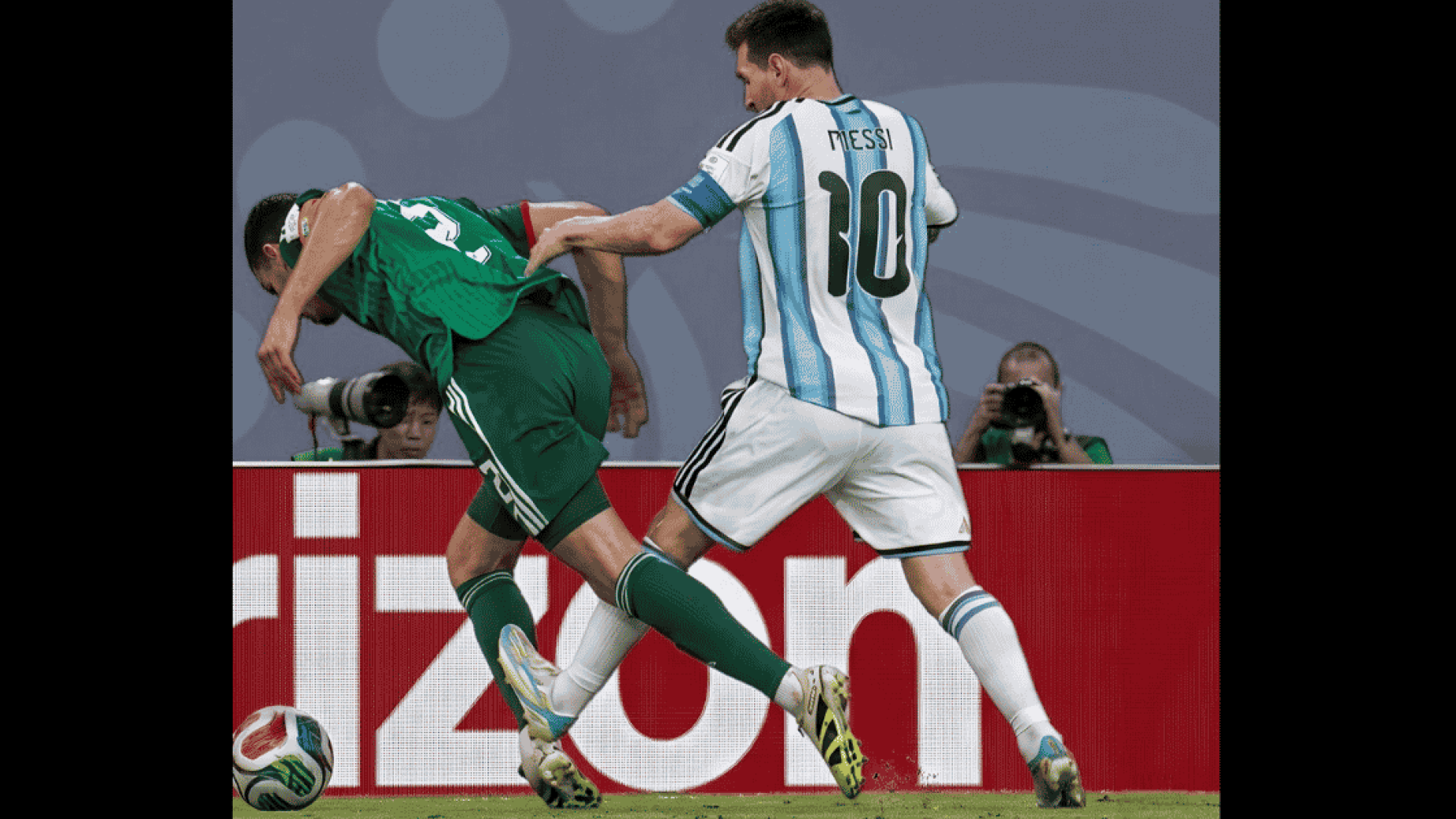 O lance de Messi que dividiu opini&otilde;es depois do hat-trick