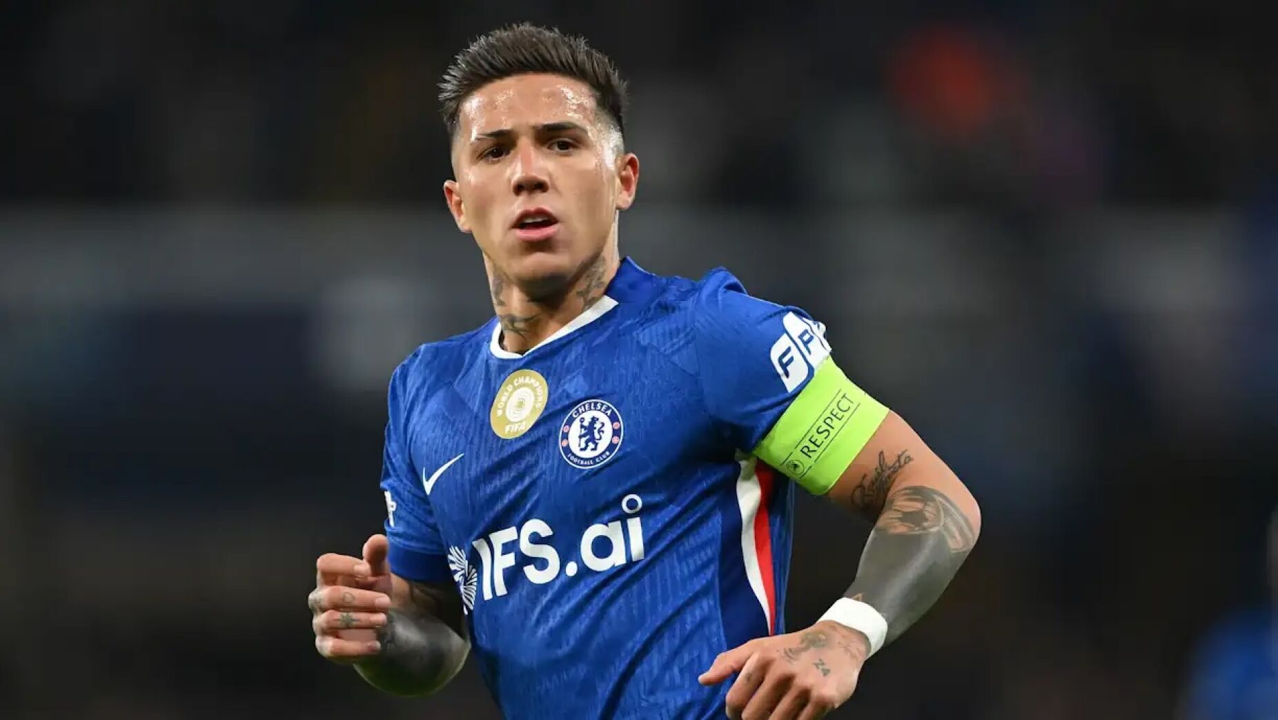 Enzo Fern&aacute;ndez castigado pelo Chelsea ap&oacute;s pol&eacute;mica&hellip; e falha jogo decisivo