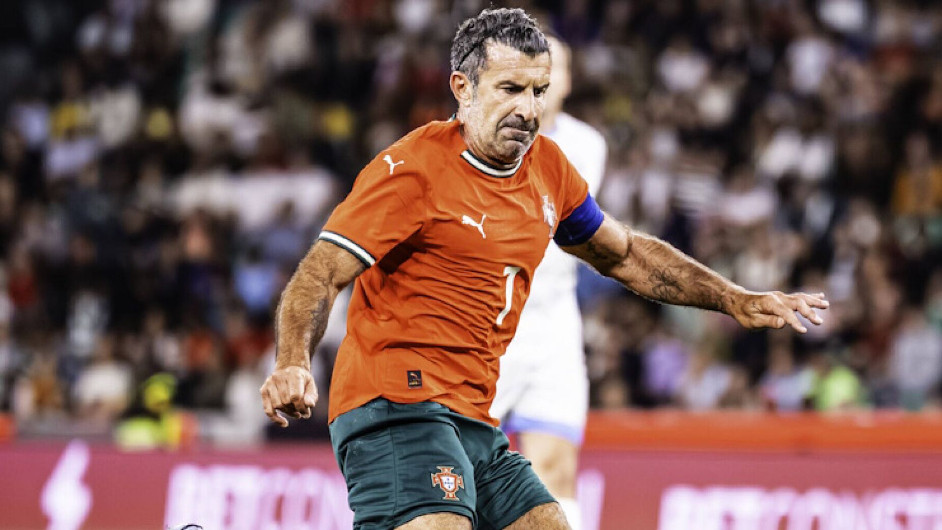 Portugal vence o Legends Charity Game mas é o golaço de Figo que dá que falar