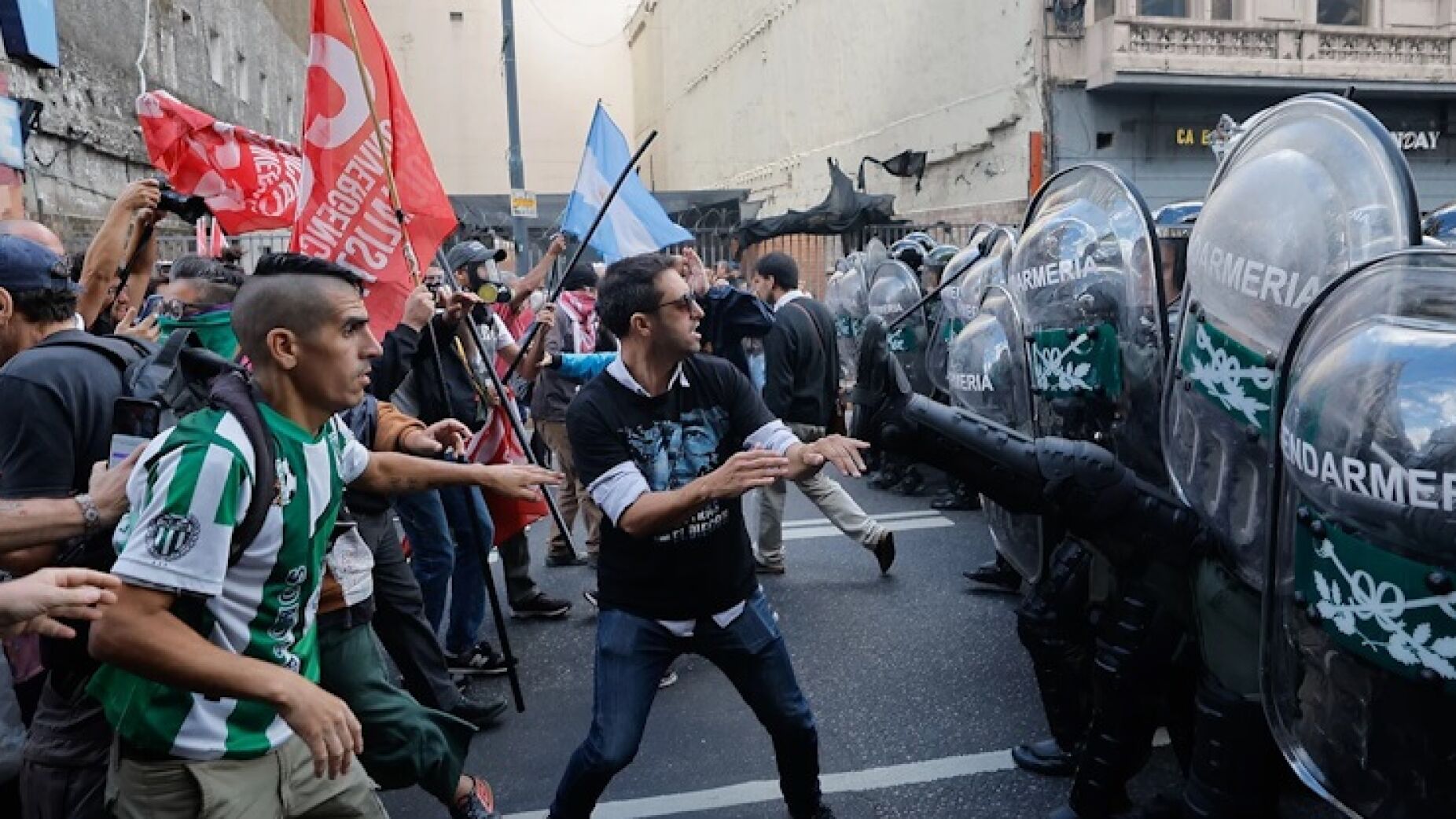 Adeptos juntam-se aos protestos de reformados na Argentina