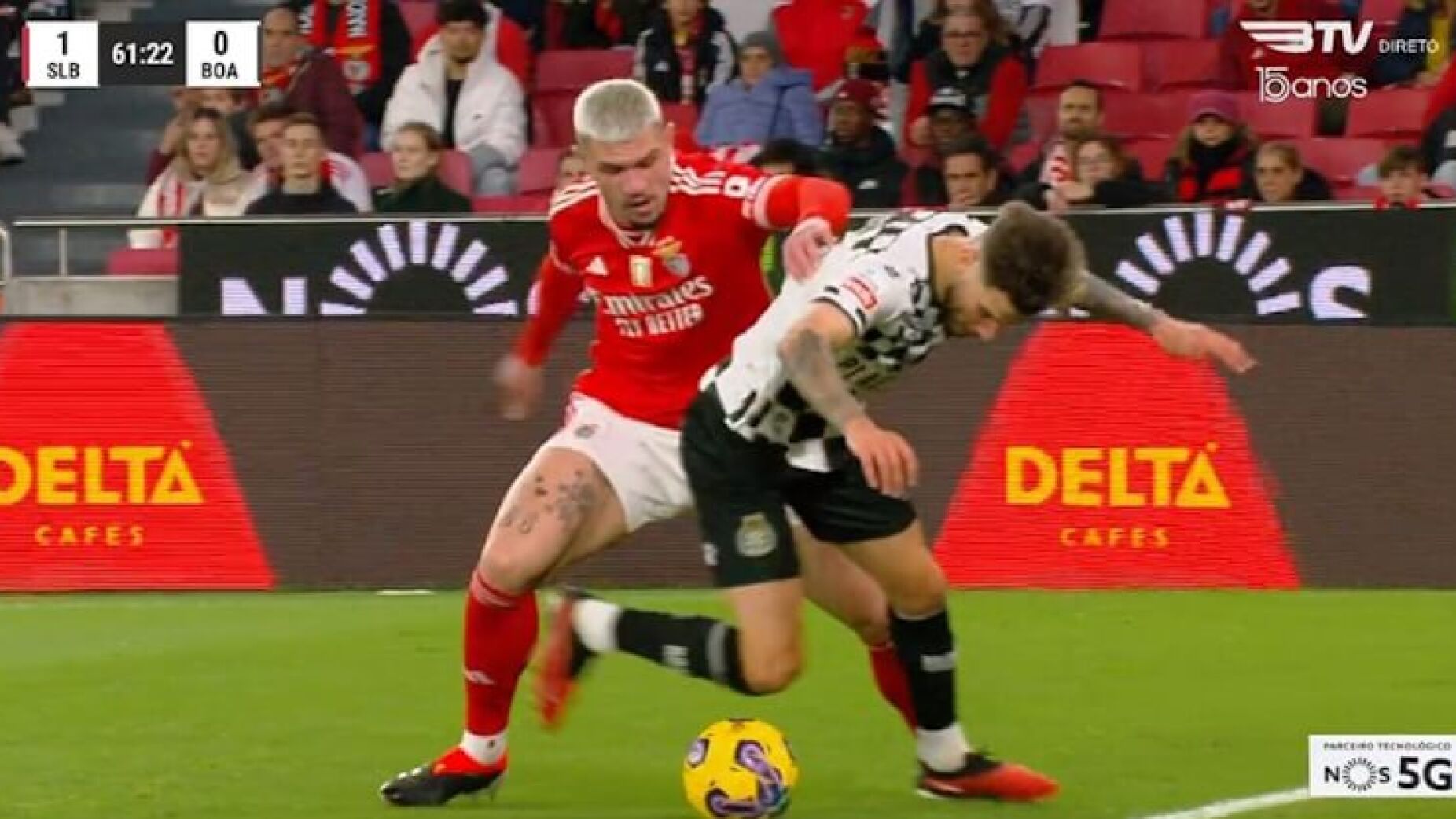 Há falta antes do 1º golo do Benfica ao Boavista? Análise à arbitragem