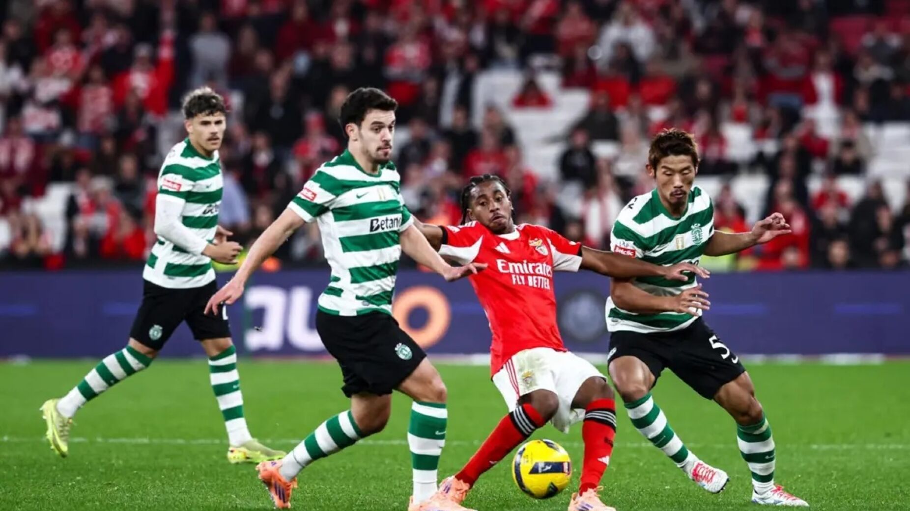 Rafa gela alvalade aos 90+3' &mdash; Benfica vence o D&eacute;rbi 2-1 e sobe ao segundo lugar. Mourinho apontou para a camisola, Rui Borges falou em "crueldade"