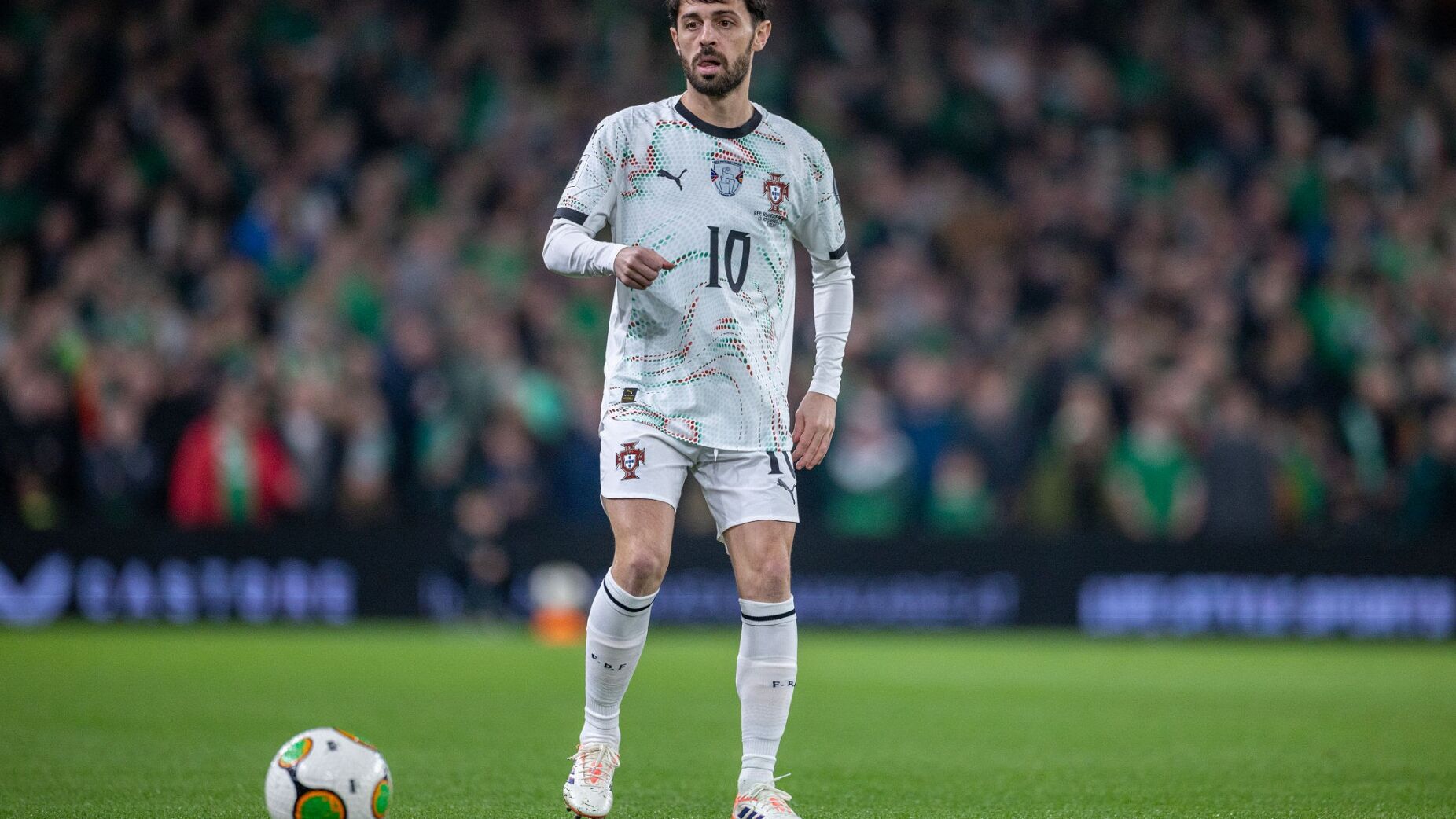 Rúben Neves, Bernardo Silva e Raphael Guerreiro entre os portugueses que podem sair a custo zero