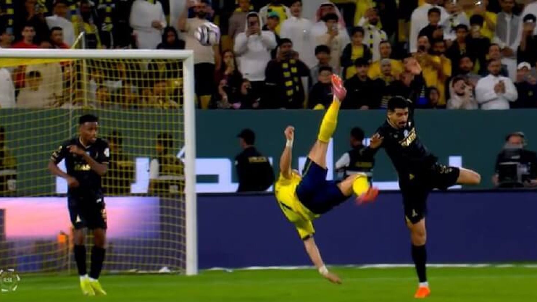 Ronaldo marca de bicicleta e faz gola&ccedil;o do outro mundo (V&Iacute;DEO)