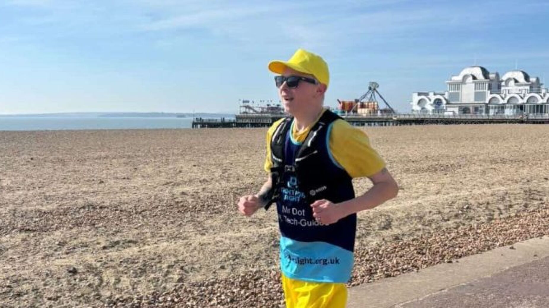 Corredor cego completa maratona sozinho com &oacute;culos inteligentes e apoio remoto em Brighton