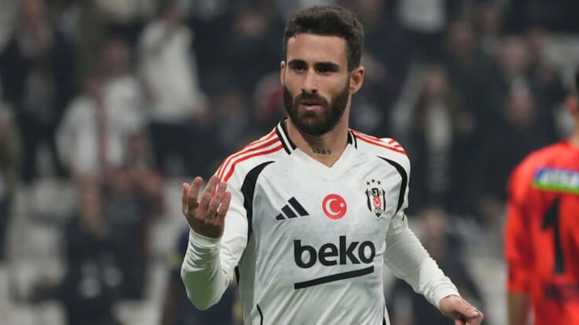 Presidente do Besiktas faz séria ameaça a Rafa: "Ele tem duas opções..."