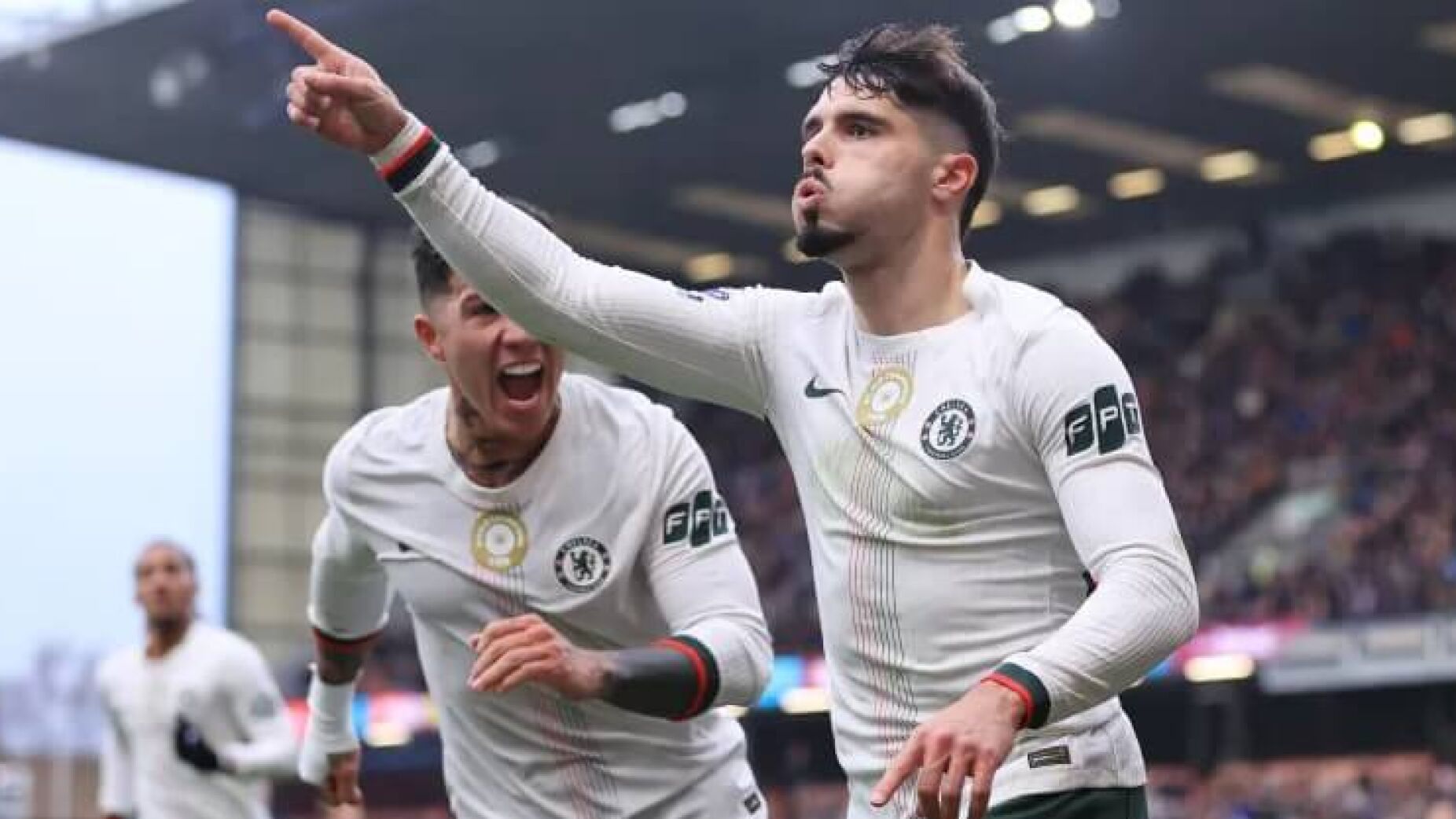 Pedro Neto marca à cabeçada no triunfo do Chelsea em Burnley