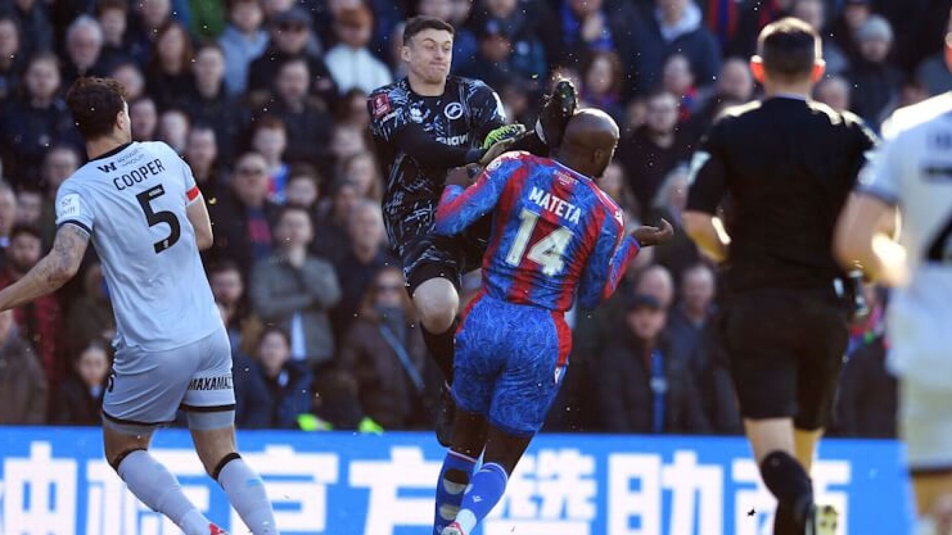 Jogador estendido no relvado e adeptos cantam: "Deixem-no morrer"