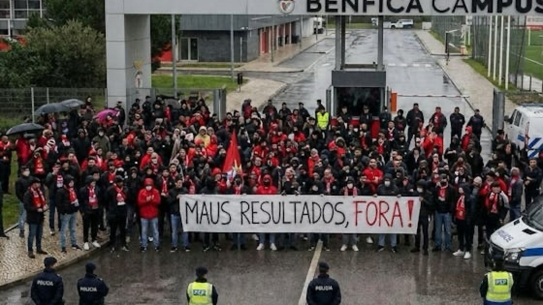 Tens&atilde;o no Seixal: adeptos cercam Benfica Campus e Mourinho apela &agrave; uni&atilde;o