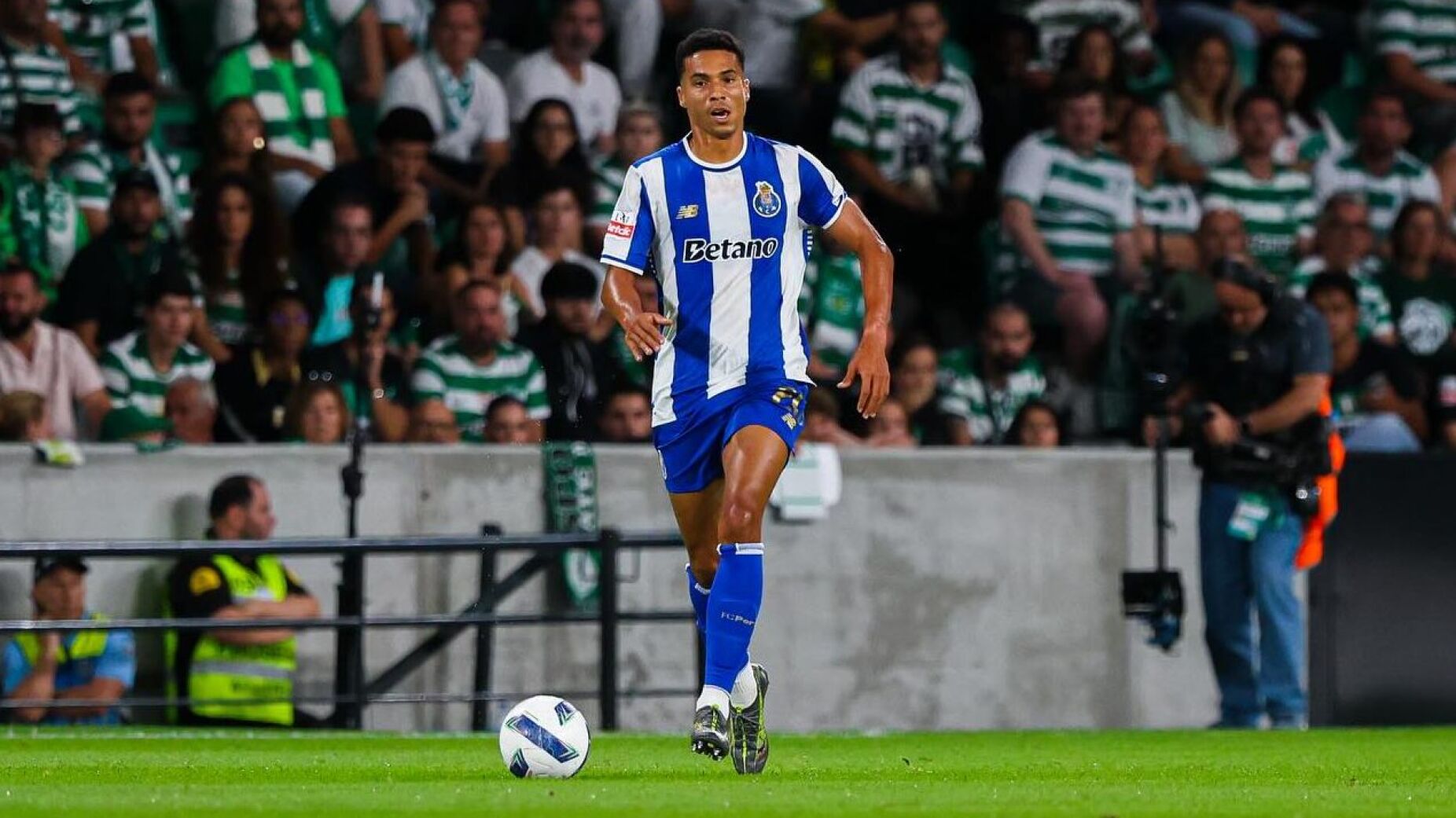 "O CARA CUSPIU-ME!" &mdash; SORRISO ACUSA, ALBERTO COSTA NEGA E O SPORTING FAZ QUEIXA: A POL&Eacute;MICA QUE ENVERGONHA O FUTEBOL PORTUGU&Ecirc;S