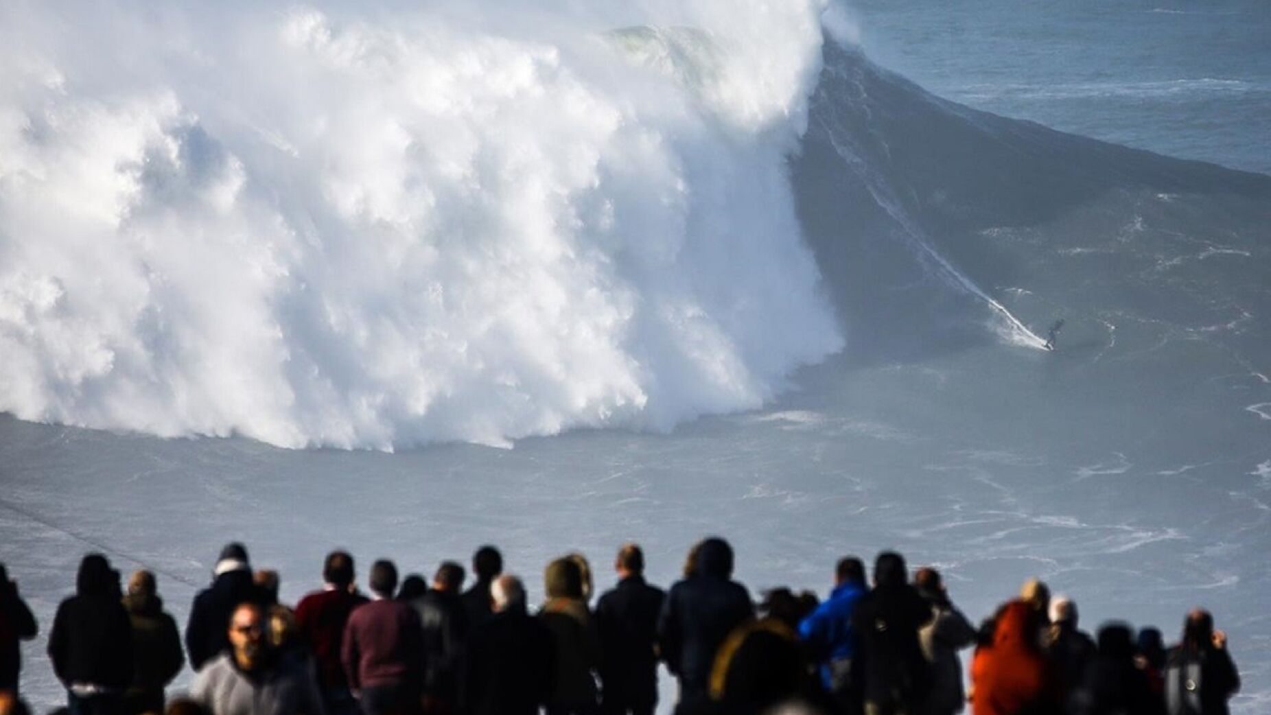 Gigantes do Atlântico voltam à Nazaré: tudo pronto para um sábado de ondas até 20 metros