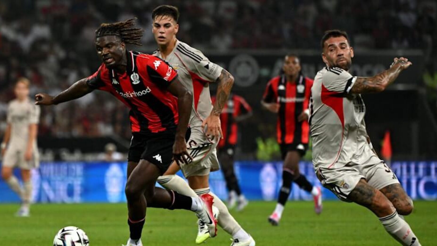 Jogador do Nice deixa aviso ao Benfica antes da visita à Luz