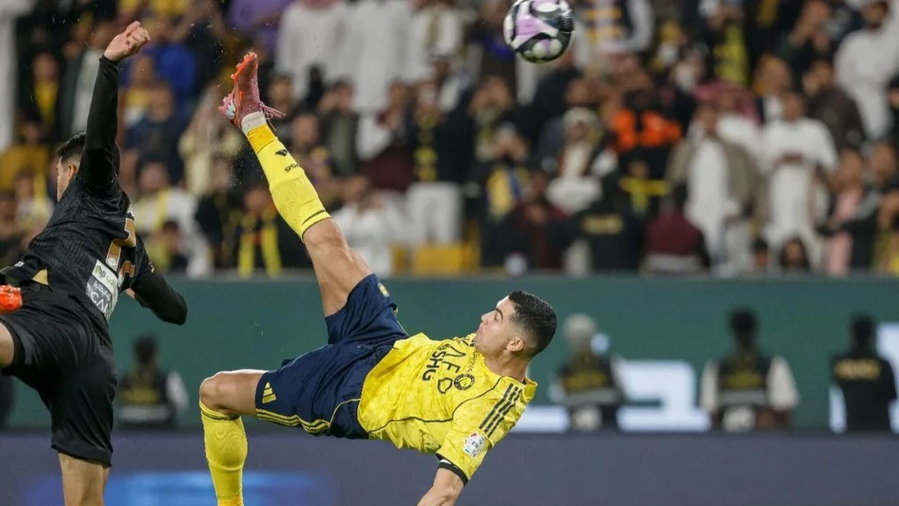 Ronaldo prepara nova bomba? Regresso &agrave; Premier League ganha for&ccedil;a