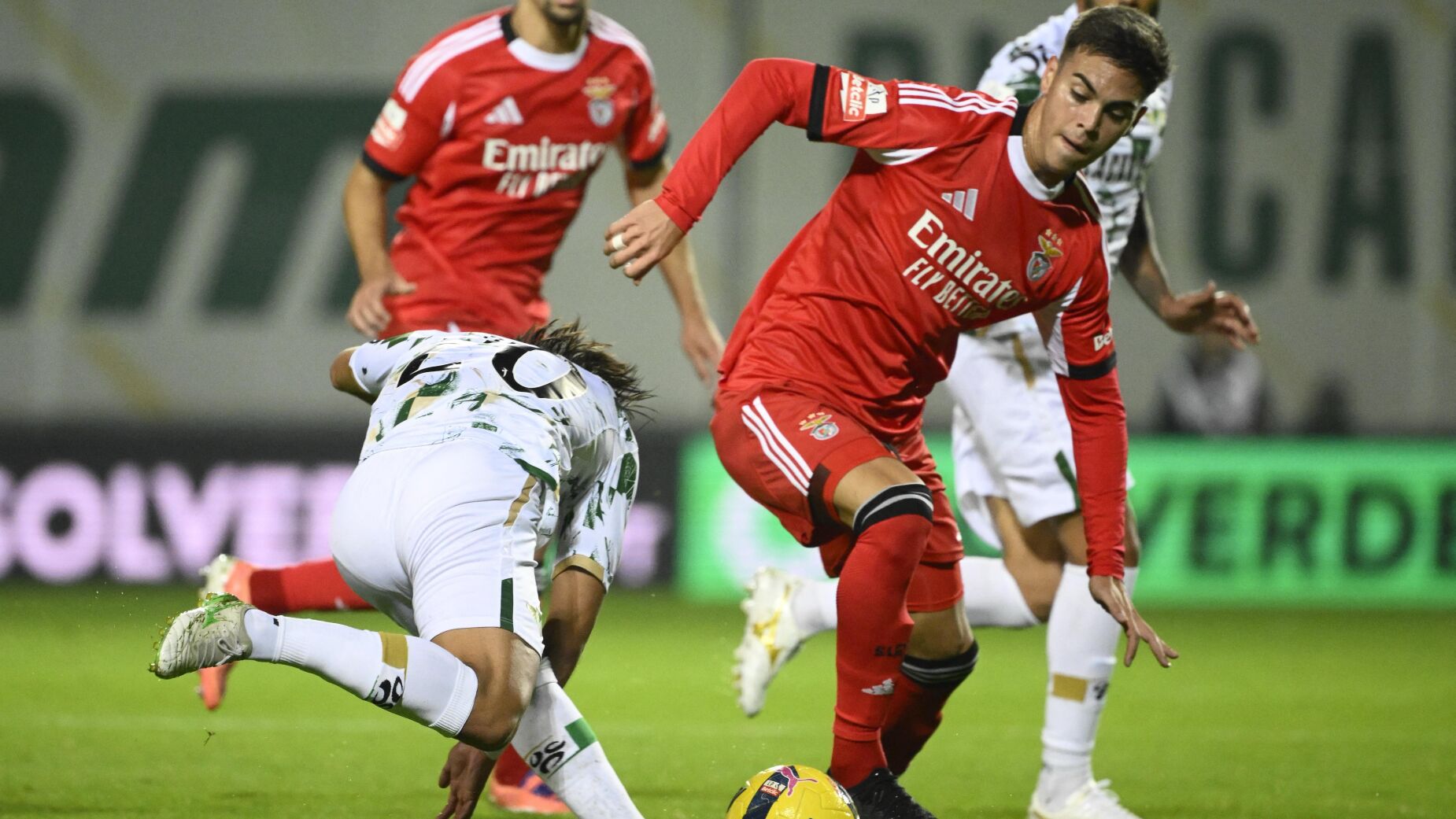 Gest&atilde;o cuidadosa no meio-campo: Barrenechea continua condicionado, mas segue dispon&iacute;vel