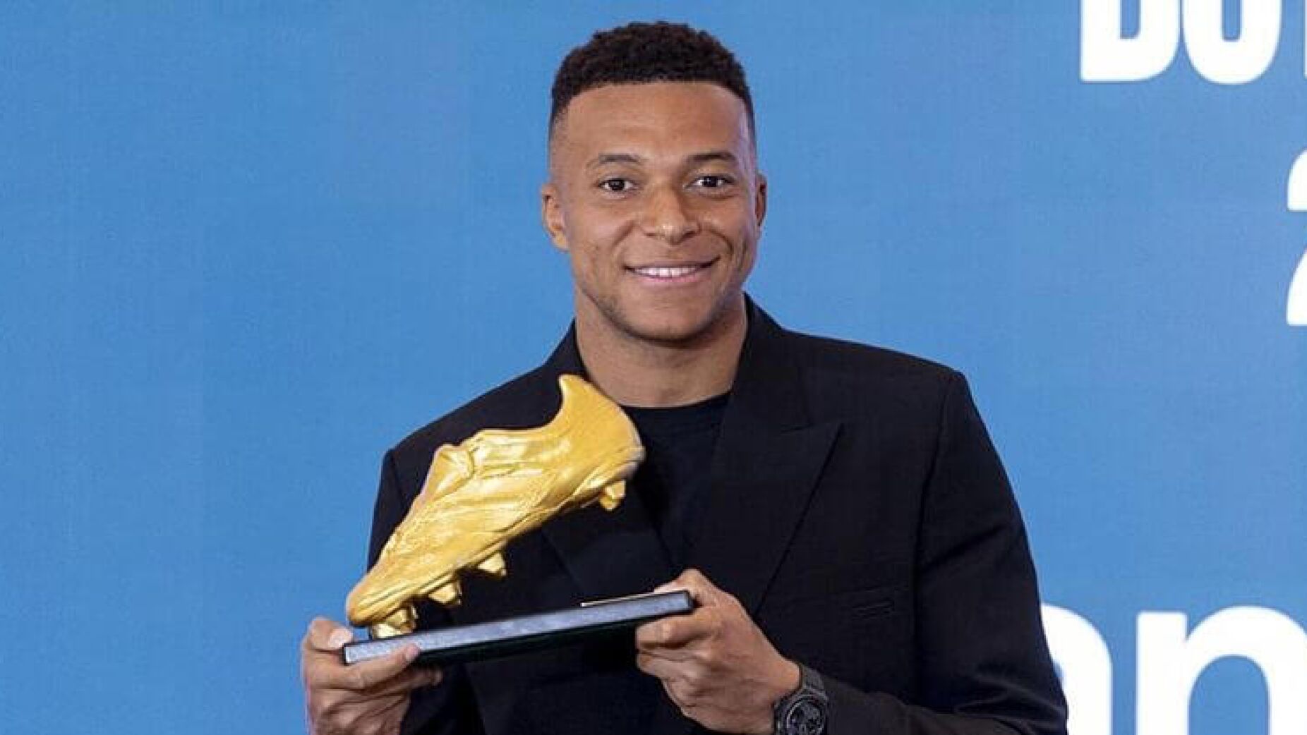 Kylian Mbappé recebe o prémio da Bota de Ouro 2024/25