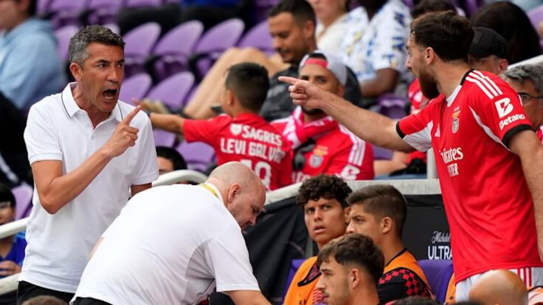 Enorme discussão entre Kokçu e Lage em pleno Benfica-Auckland