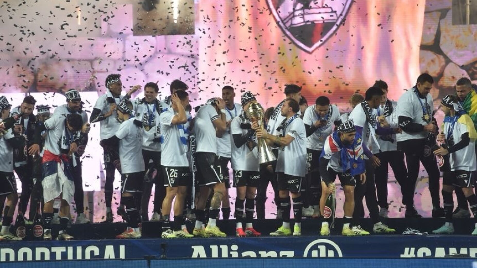 Uma noite para a eternidade: Vit&oacute;ria de Guimar&atilde;es faz hist&oacute;ria e conquista a primeira Ta&ccedil;a da Liga