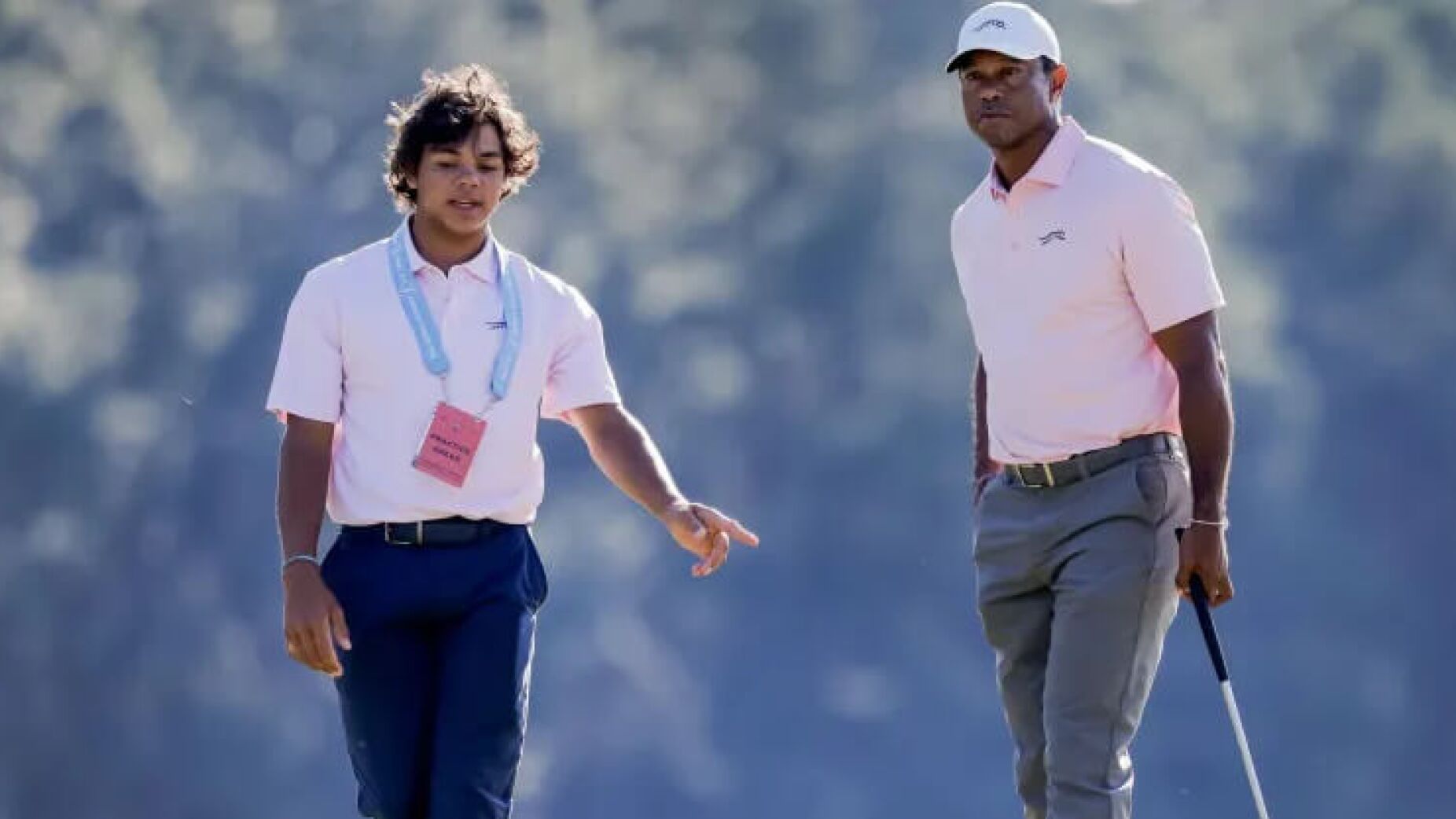 Tiger Woods regressa às competições para jogar com o filho