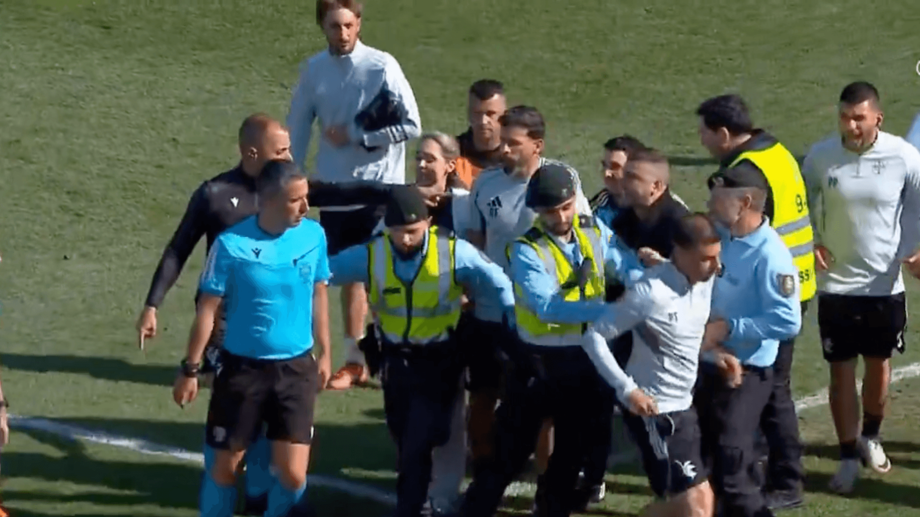 Casa Pia&ndash;Tondela: &aacute;rbitro escoltado pela GNR, seis expuls&otilde;es e o futebol portugu&ecirc;s envergonhado