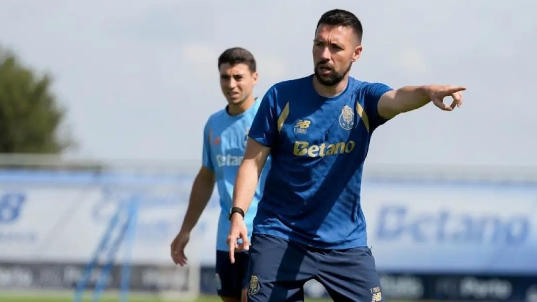 Farioli prepara surpresa nos A&ccedil;ores: mexidas nas alas &agrave; vista no onze do FC Porto