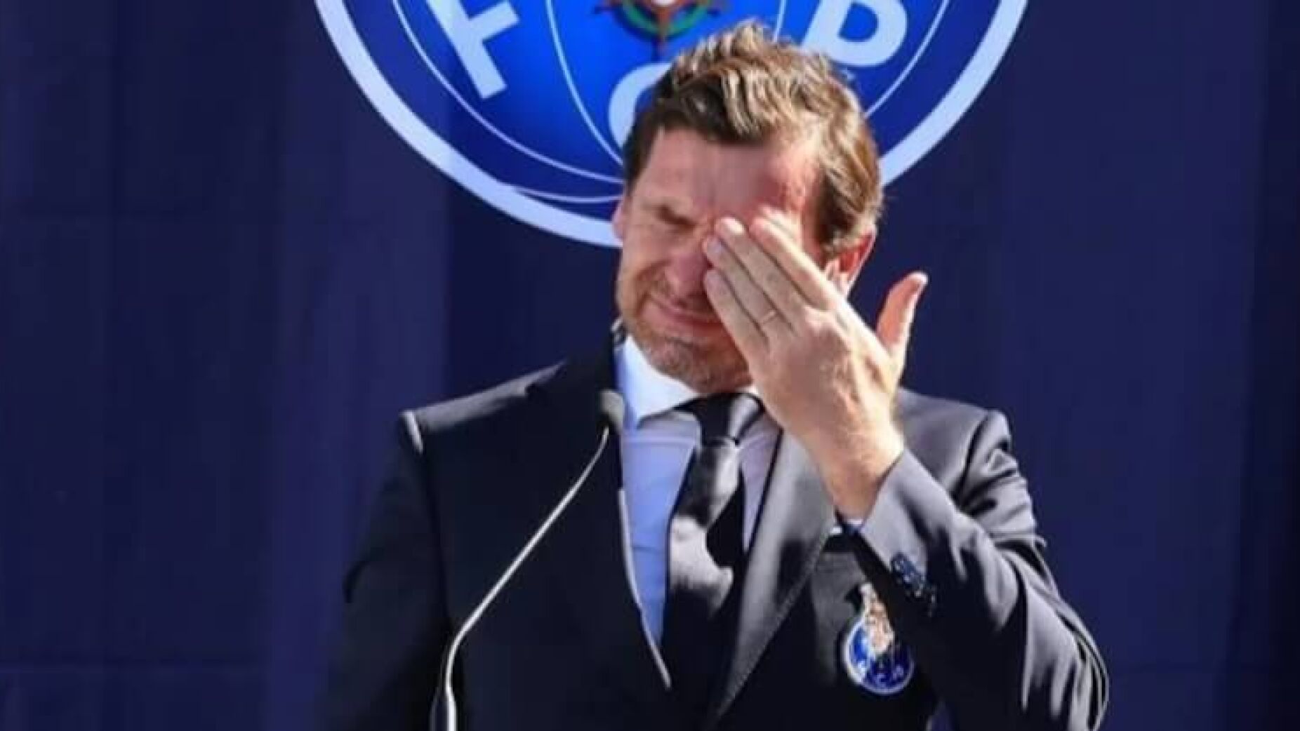 Nem conseguia falar: Villas-Boas chora na derradeira homenagem a Jorge Costa