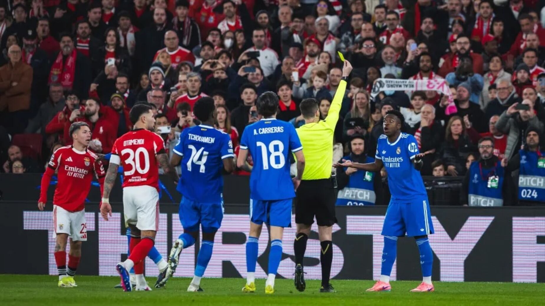 Benfica abre inqu&eacute;rito interno ap&oacute;s gestos racistas nas bancadas frente ao Real Madrid