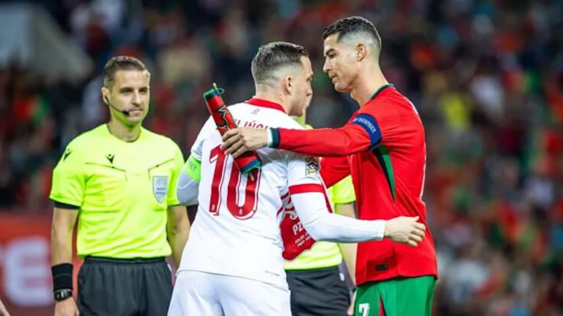 Jogador polaco reage a críticas após momento com Ronaldo que dá que falar